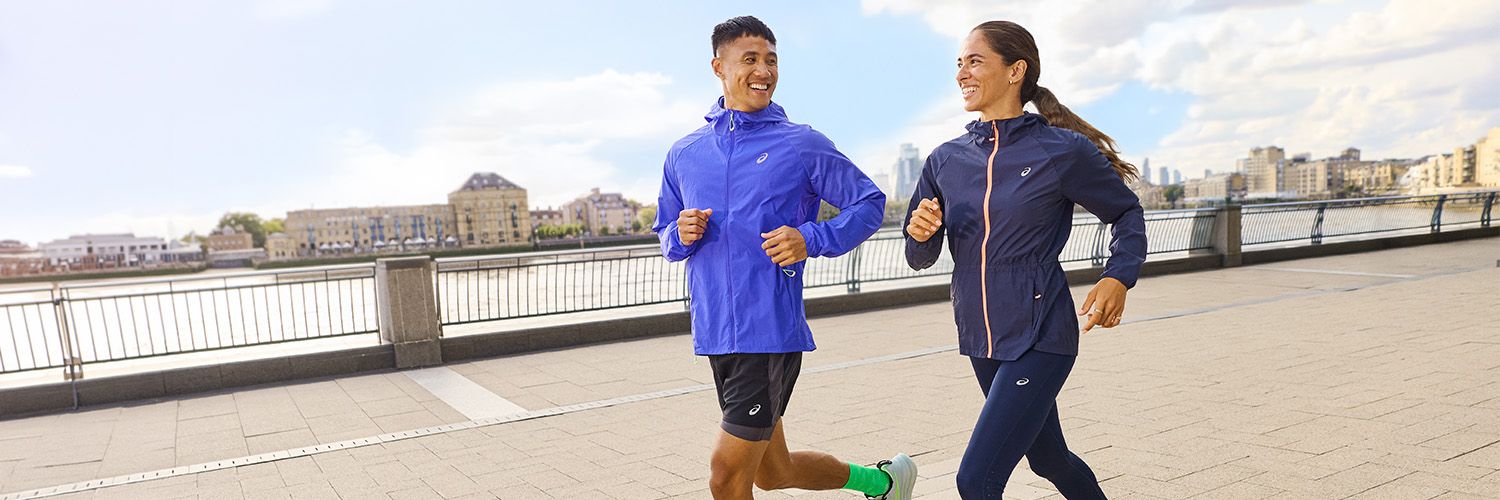 De Ultieme Gids voor Hardloopkleding Twee hardlopers in korte en lange hardloopkleding.