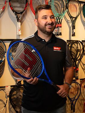 DAKA tennisspecialist met een racket
