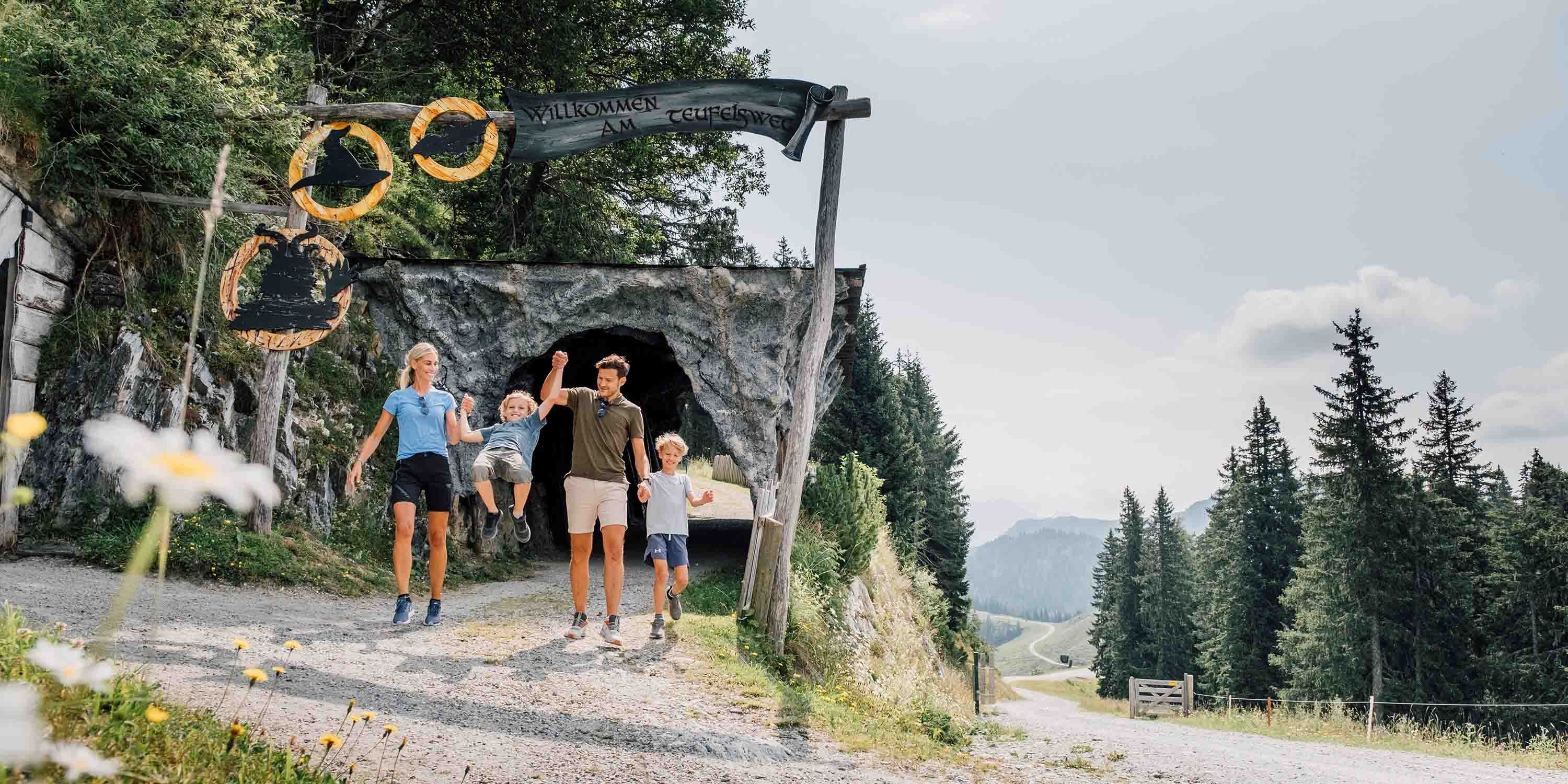 Familie wandelend in de bergen bij de Geisterberg