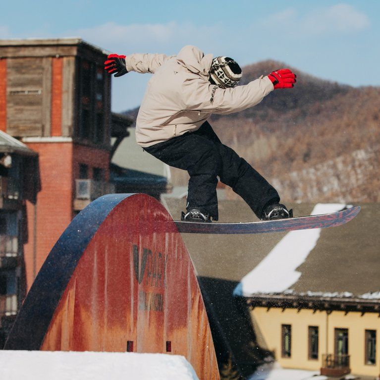 Ga voor performance op de piste met de Step On van Burton Snowboarder die een truc doet