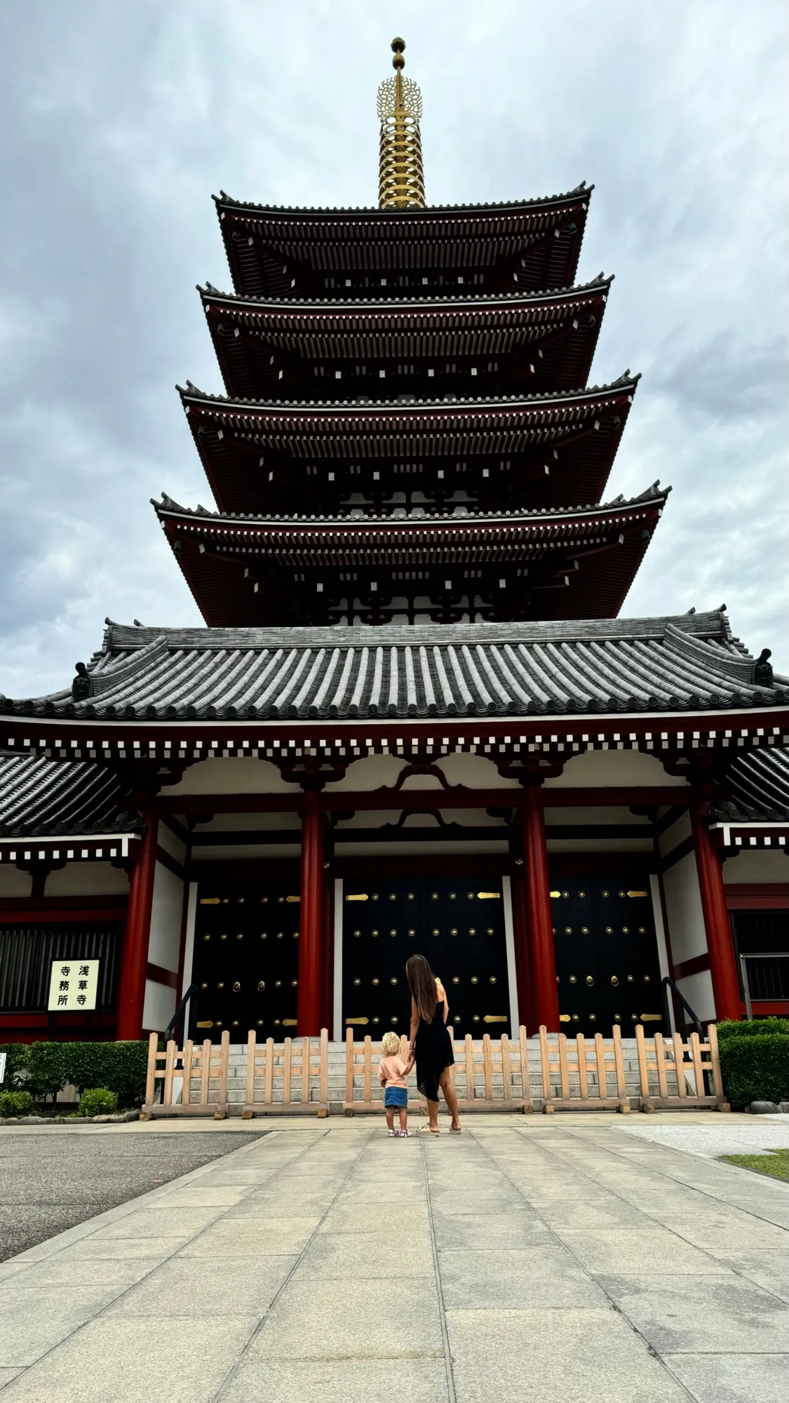Sarah Engels mit Kind vor einem Tempel in Japan.