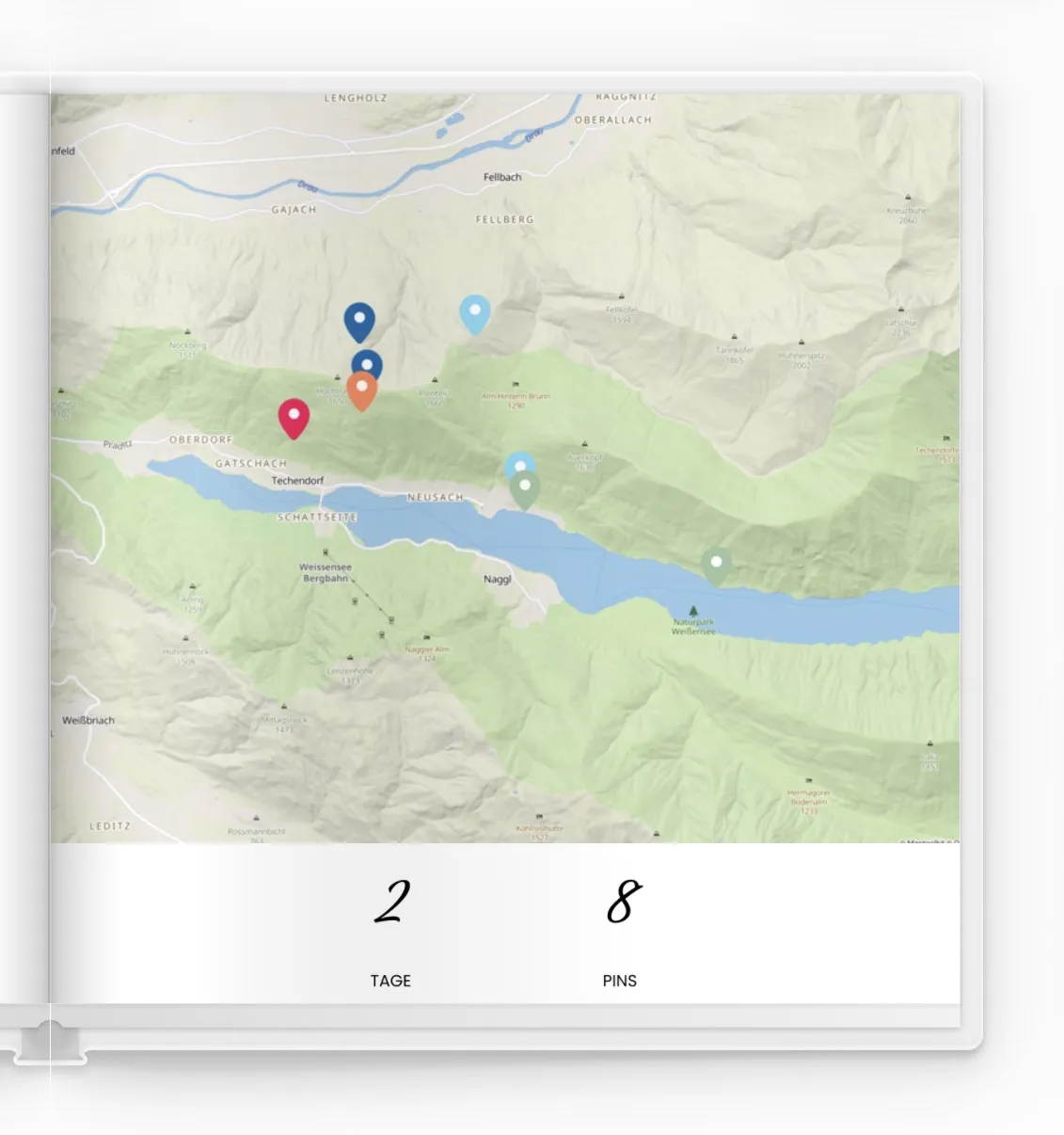 Karte mit farbigen Stecknadeln, die Orte in der Nähe eines Flusses und von Bergen markieren, dargestellt im Format eines aufgeschlagenen Fotobuches mit den Texten „2 Tage“ und „8 Pins“.