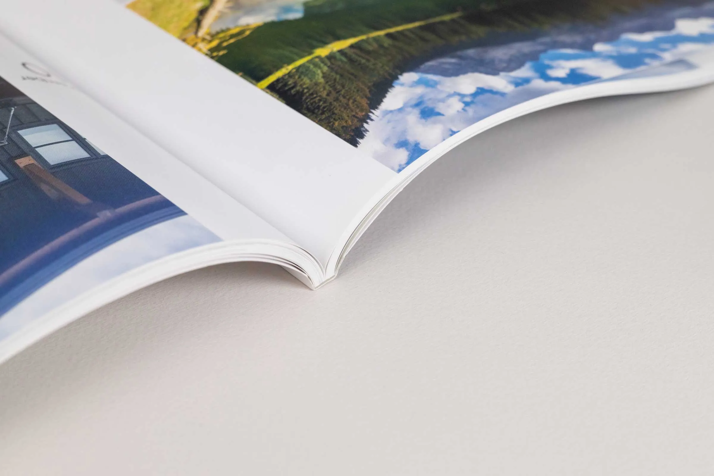 Detailaufnahme eines offenen Softcover-Fotobuchs von Journi.
