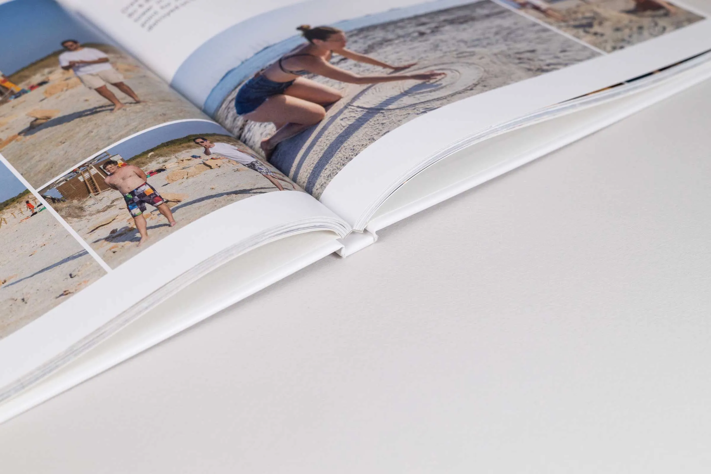 Detailaufnahme eines offenen Hardcover-Fotobuchs von Journi.