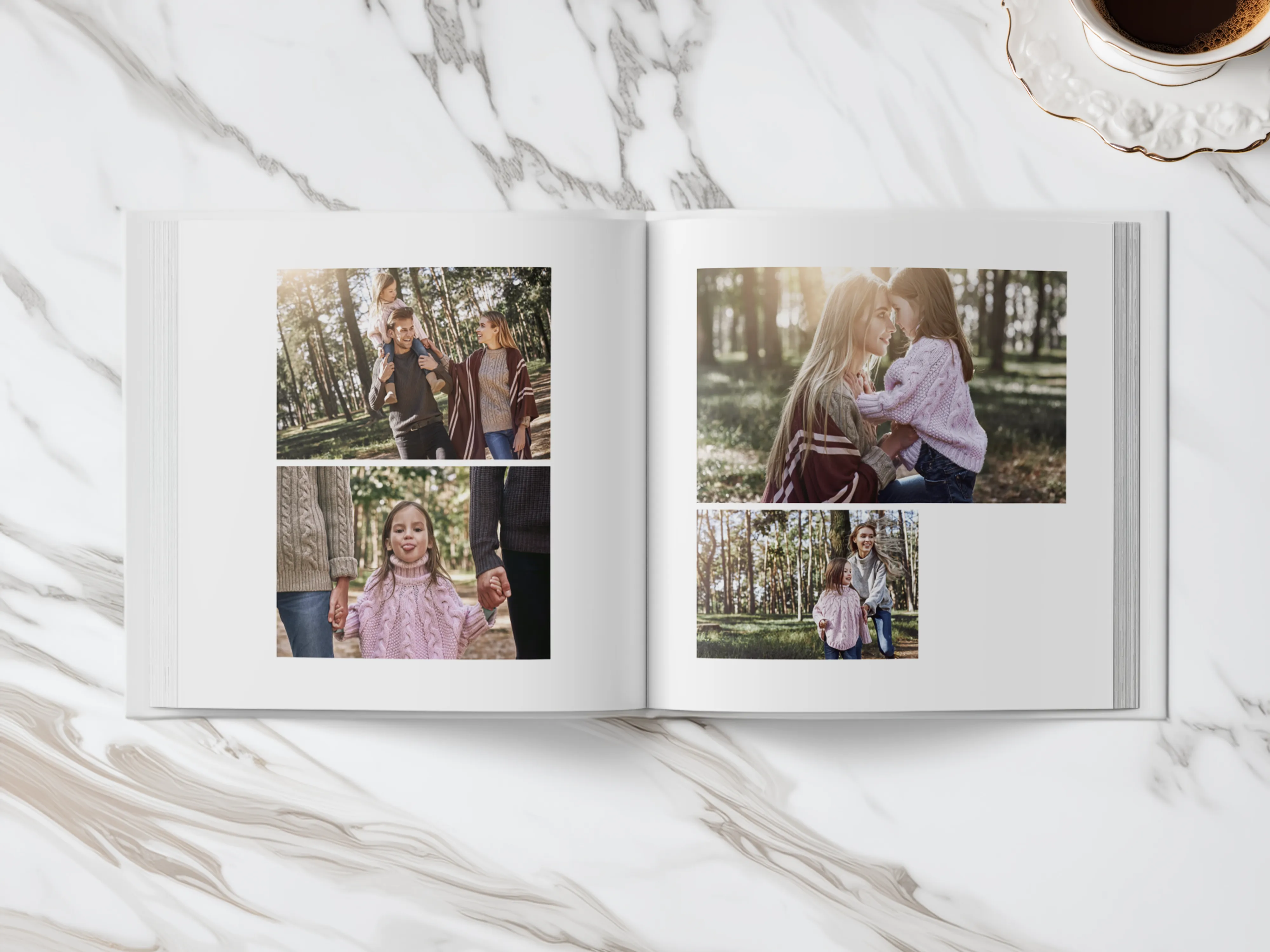 Offenes Fotoalbum auf einer Marmoroberfläche, das Familienmomente im Park mit Eltern und Kindern in Herbstkleidung zeigt.