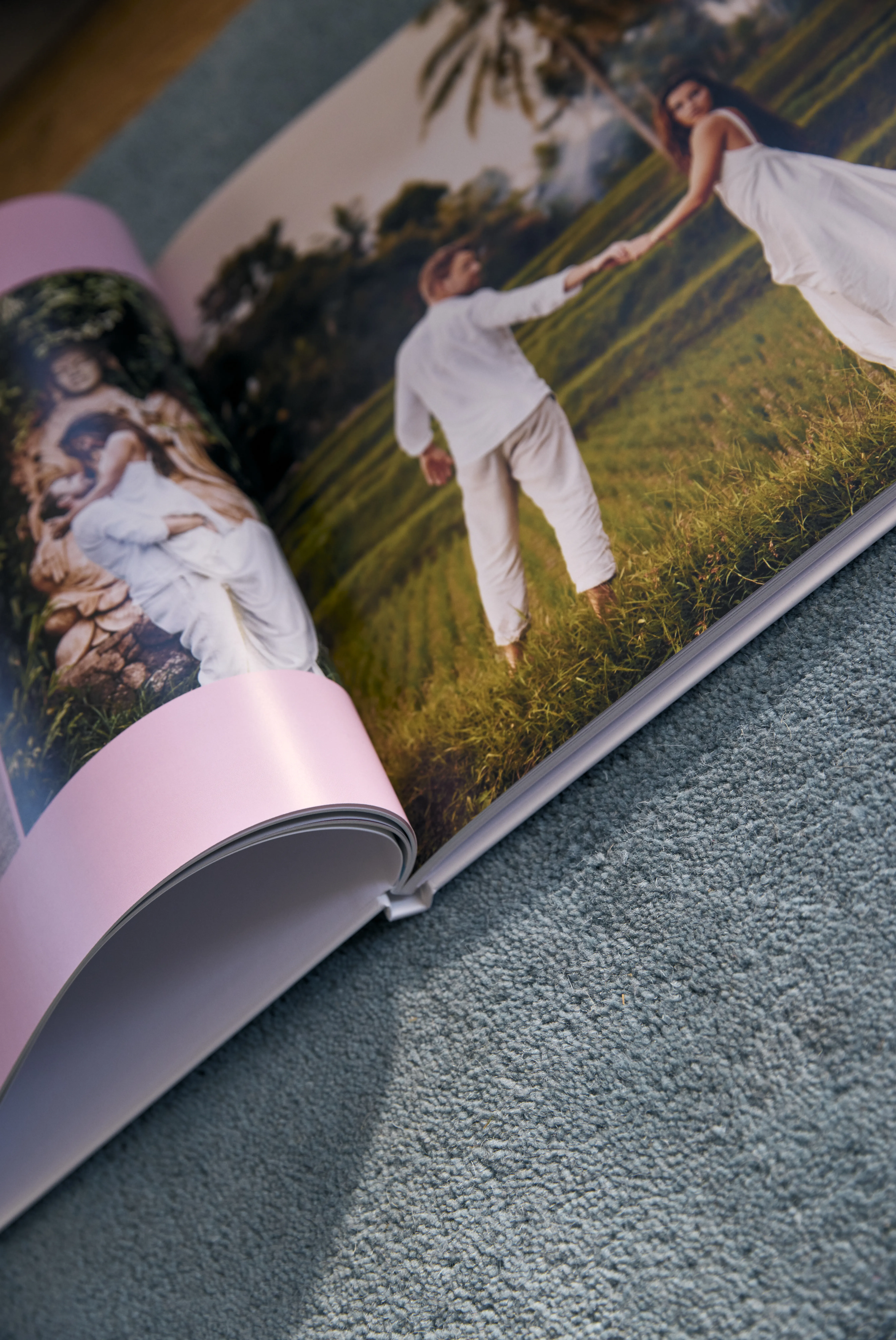 Offenes Hochzeitsalbum mit Fotos von Sarah Engels Hochzeit.