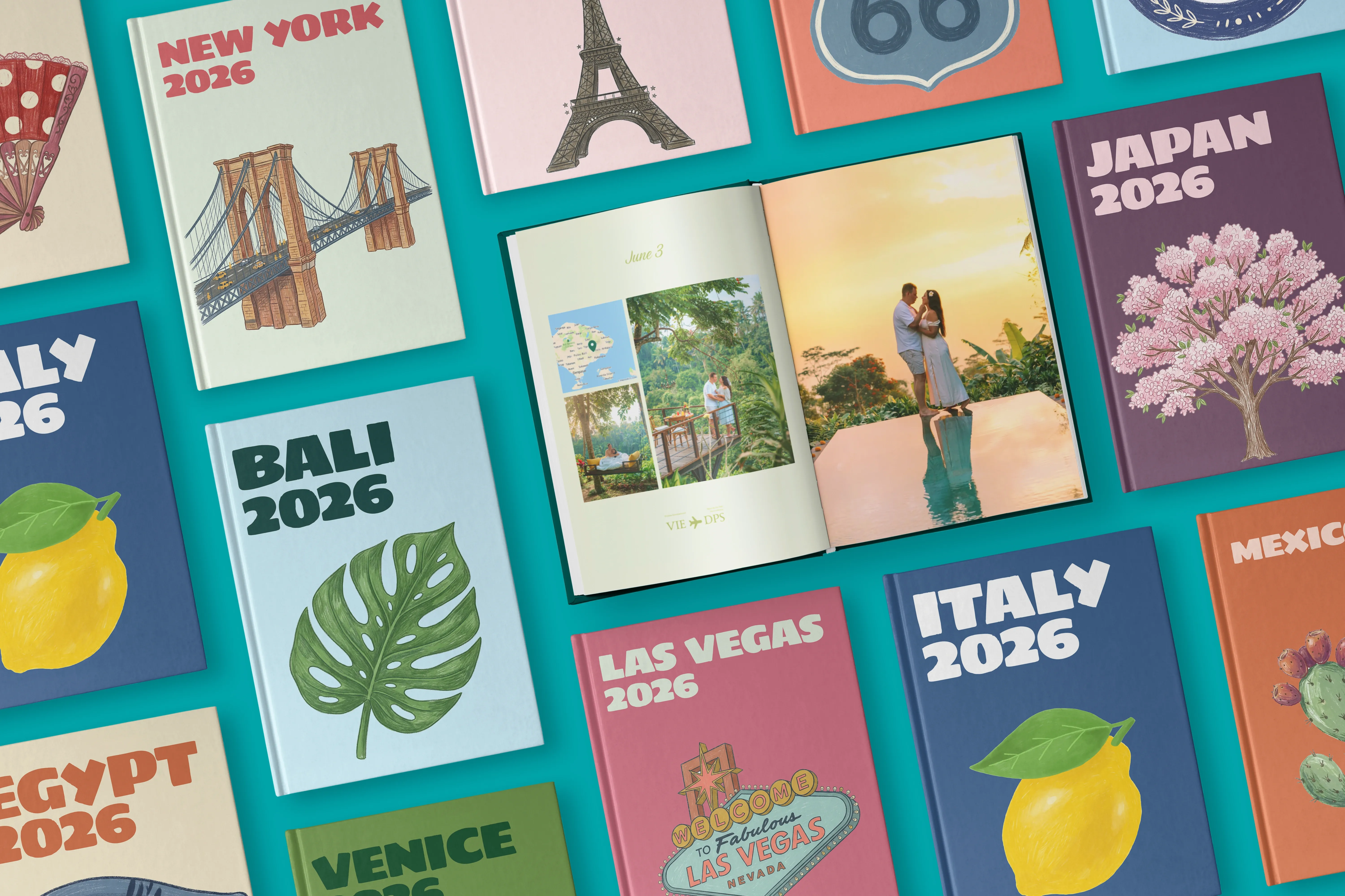 Bunte Reisefotobücher mit Ländernamen, Jahreszahlen und passenden Grafiken. In der Mitte ein offenes Urlaubs-Fotobuch mit Fotos eines Paares und einer Landkarte.