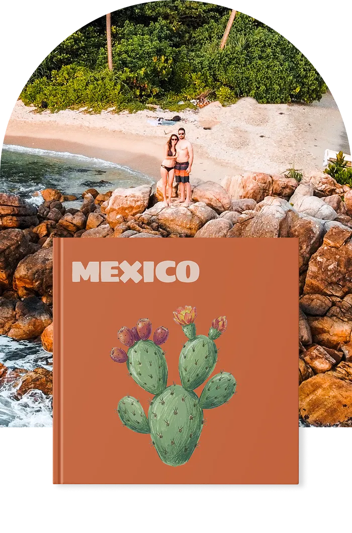 Strandszene mit einem Paar auf Felsen und einem Fotobuch mit dem Titel „Mexico“, auf dessen Einband ein Kaktus abgebildet ist.
