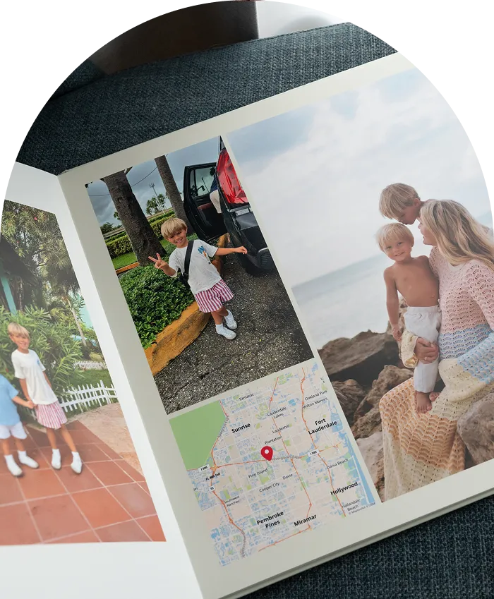 Page d'album photo présentant des photos d'un jeune garçon en train de prendre la pose, d'une famille sur une plage et d'une carte sur laquelle figure un marqueur rouge.