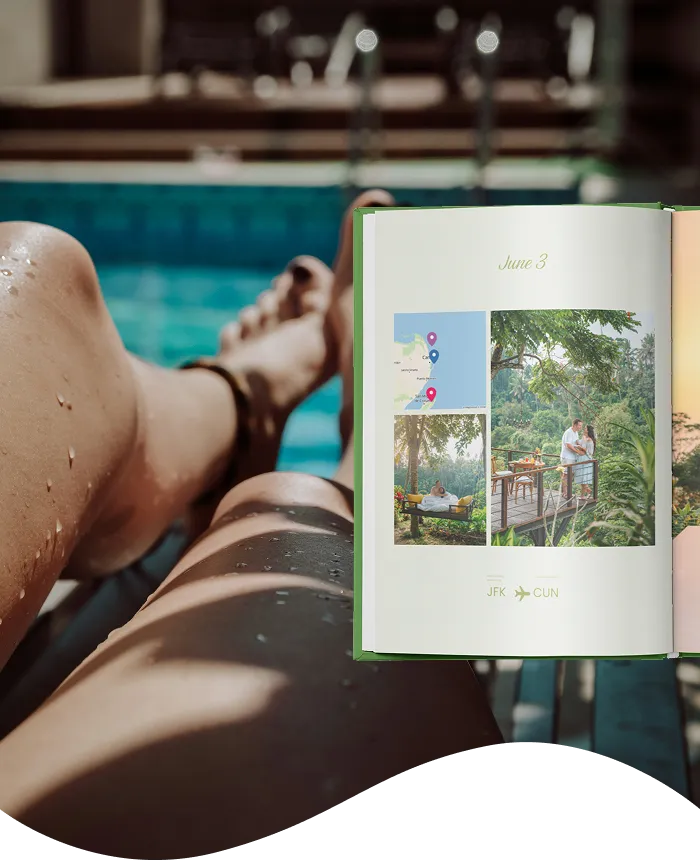 Eine Person, die am Pool entspannt und ein aufgeschlagenes Reisefotoalbum mit tropischen Bildern und dem Datum „3. Juni“ vor sich liegen hat.