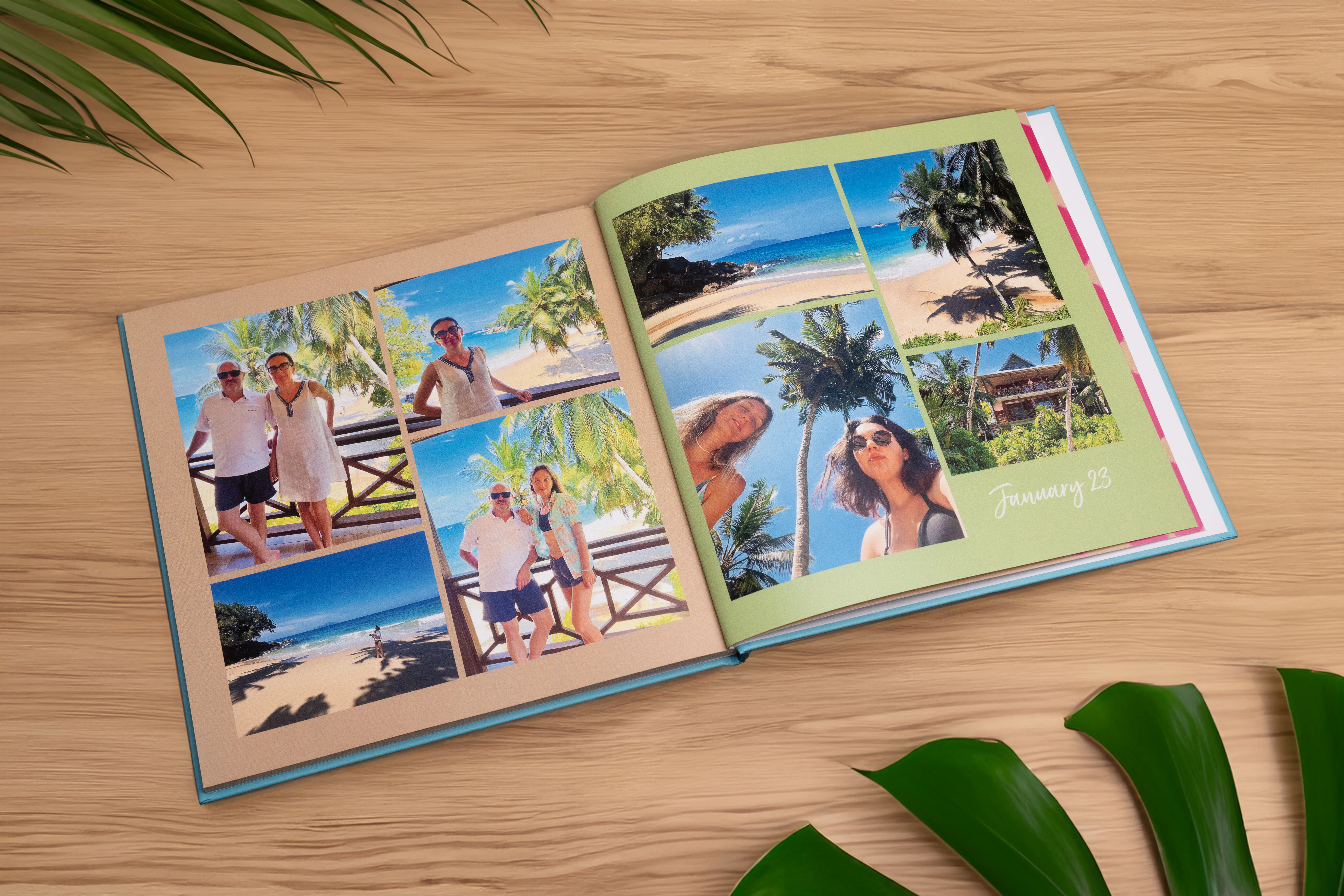 Öffne das Fotoalbum auf einem Holztisch, das Urlaubsfotos vom Strand mit Palmen und Meerblick zeigt. Grüne Blätter umrahmen die Szene.