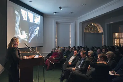Zaha Hadid presenting a lecture at the Architectural Association School of Architecture, London, United Kingdom, 2006 © AA Archives
