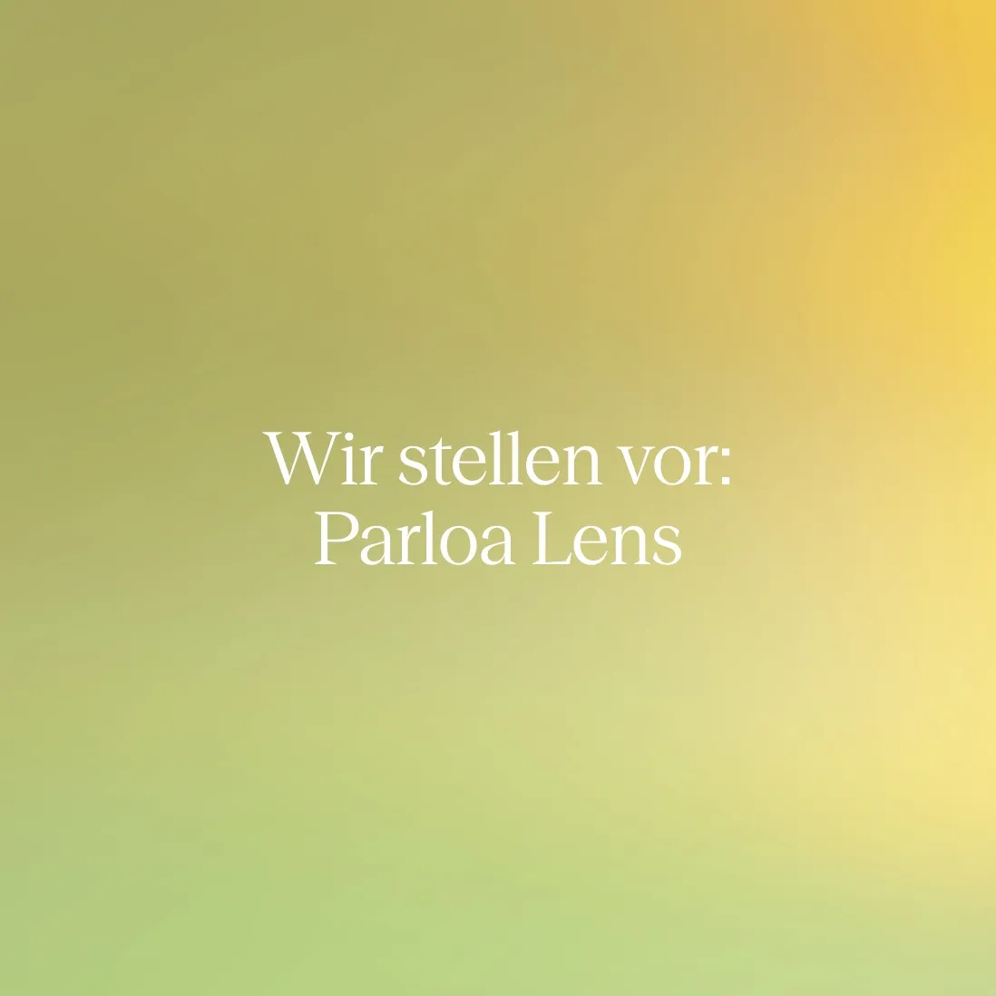 Abstraktes Bild mit goldenen Kurven und dezenten Regenbogen-Lichtreflexen in weicher, warmer Wirkung.