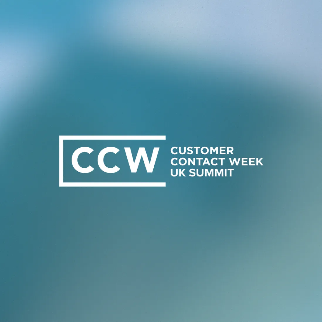 Logo der Customer Contact Week UK Summit auf blauem Farbverlauf