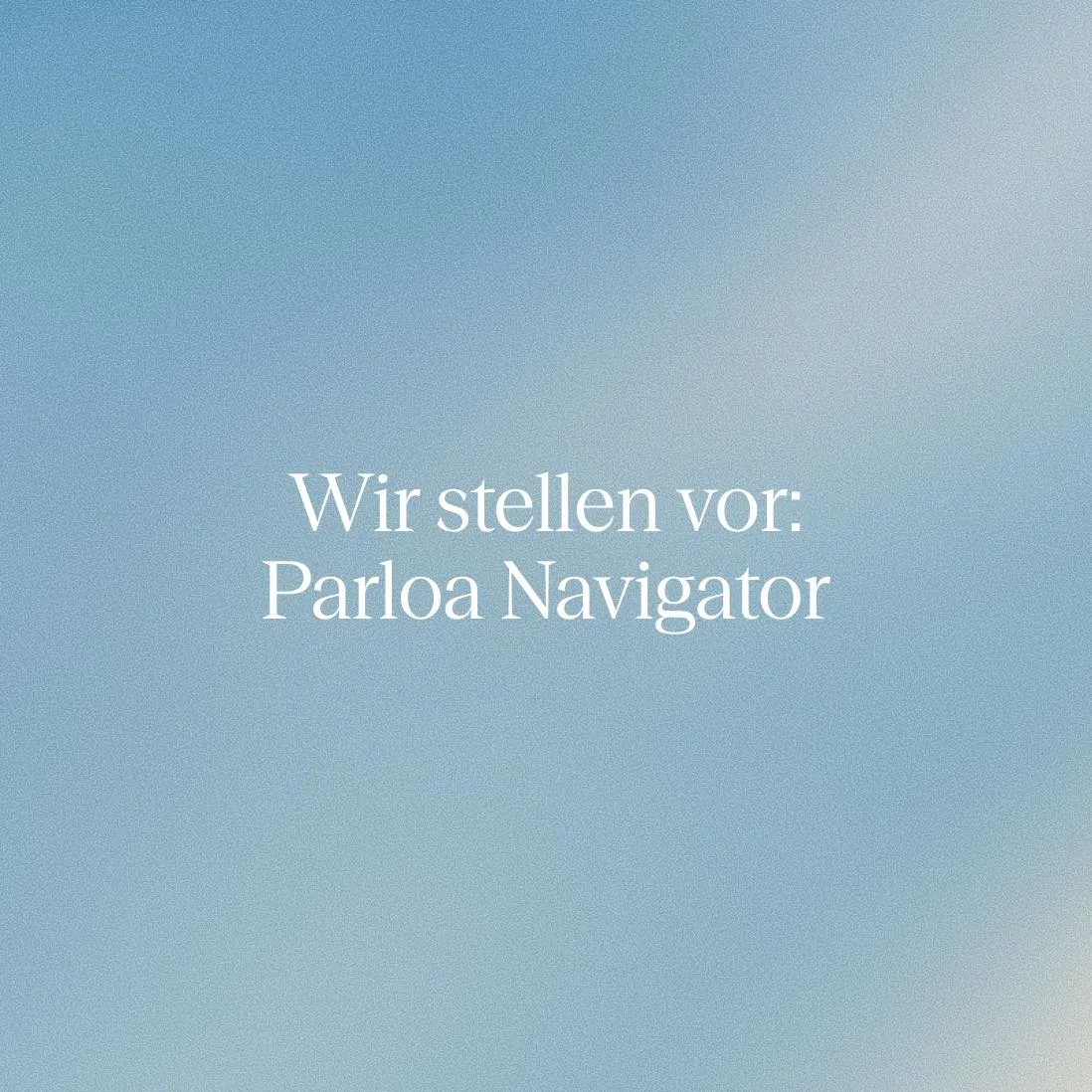 Abstraktes Bild mit sich überlagernden, durchscheinenden gelben Formen und dezenten Regenbogeneffekten vor einem weichen, unscharfen Hintergrund.