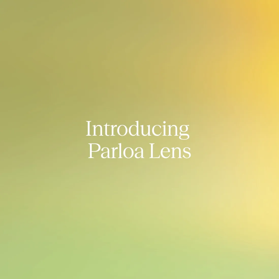 Abstract image featuring golden curves and subtle rainbow light reflections, creating a soft and warm visual effect.