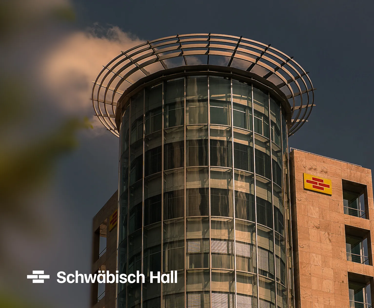 Bürogebäude von Schwäbisch Hall mit Logo