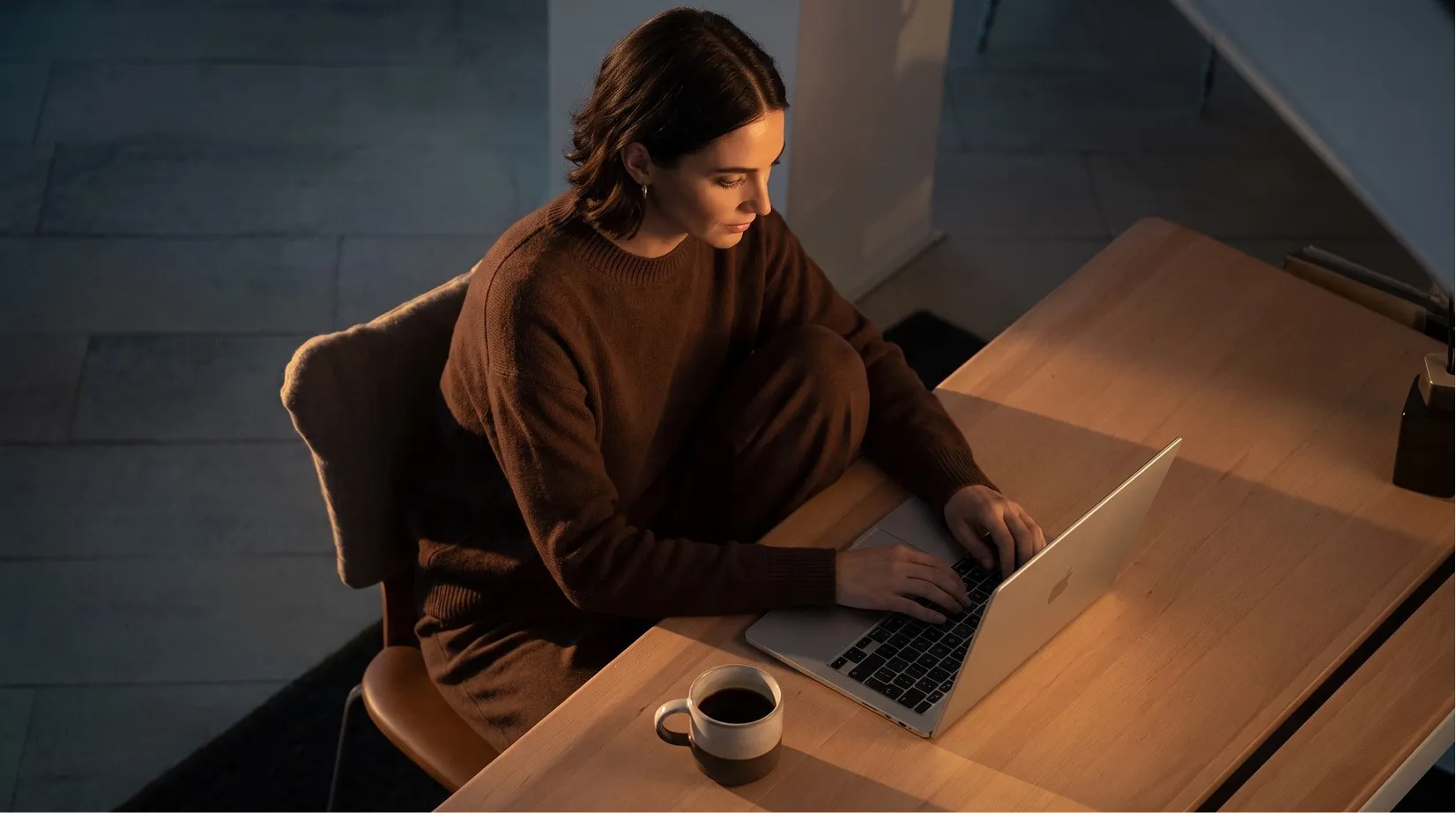 Frau arbeitet am Computer
