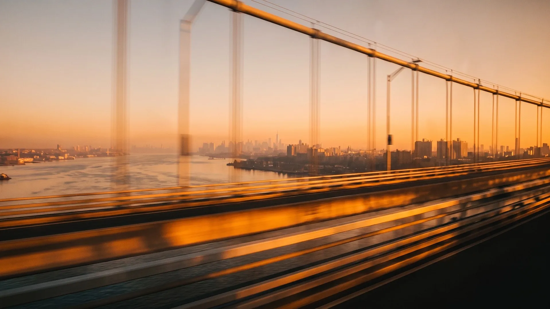 Brücke und Skyline bei Sonnenuntergang