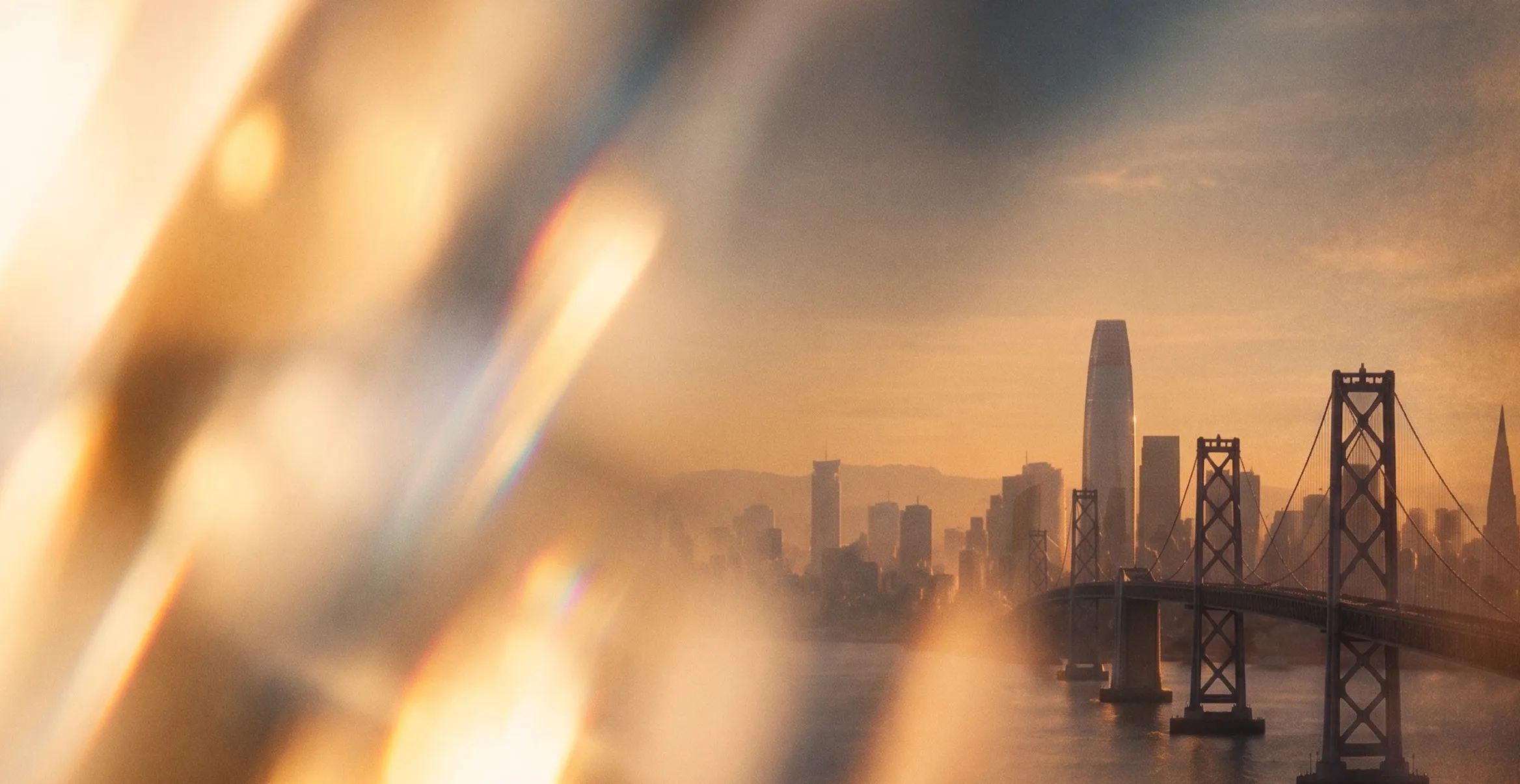 Skyline mit Brücke bei Sonnenuntergang