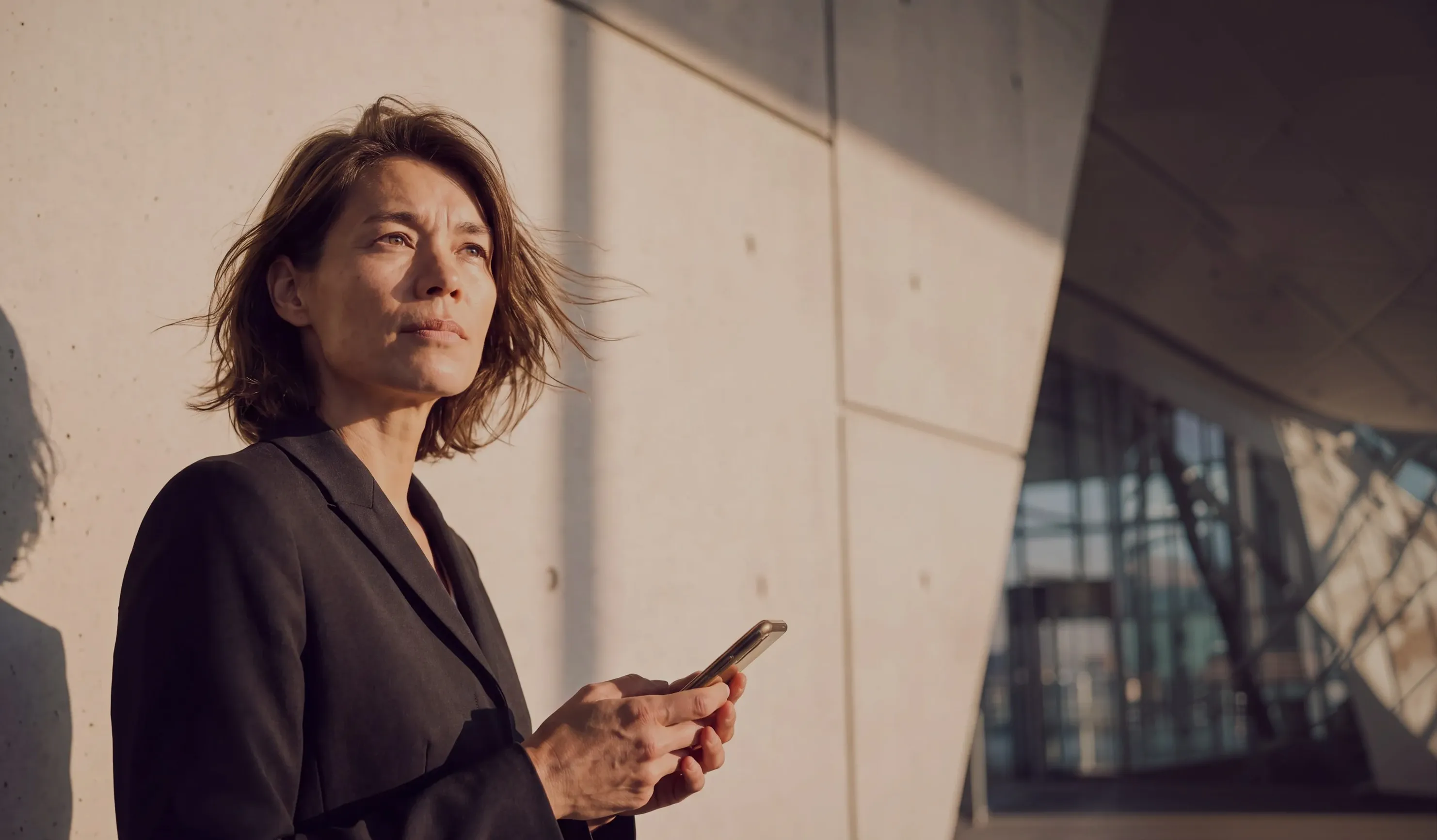 Frau am Flughafen mit Smartphone