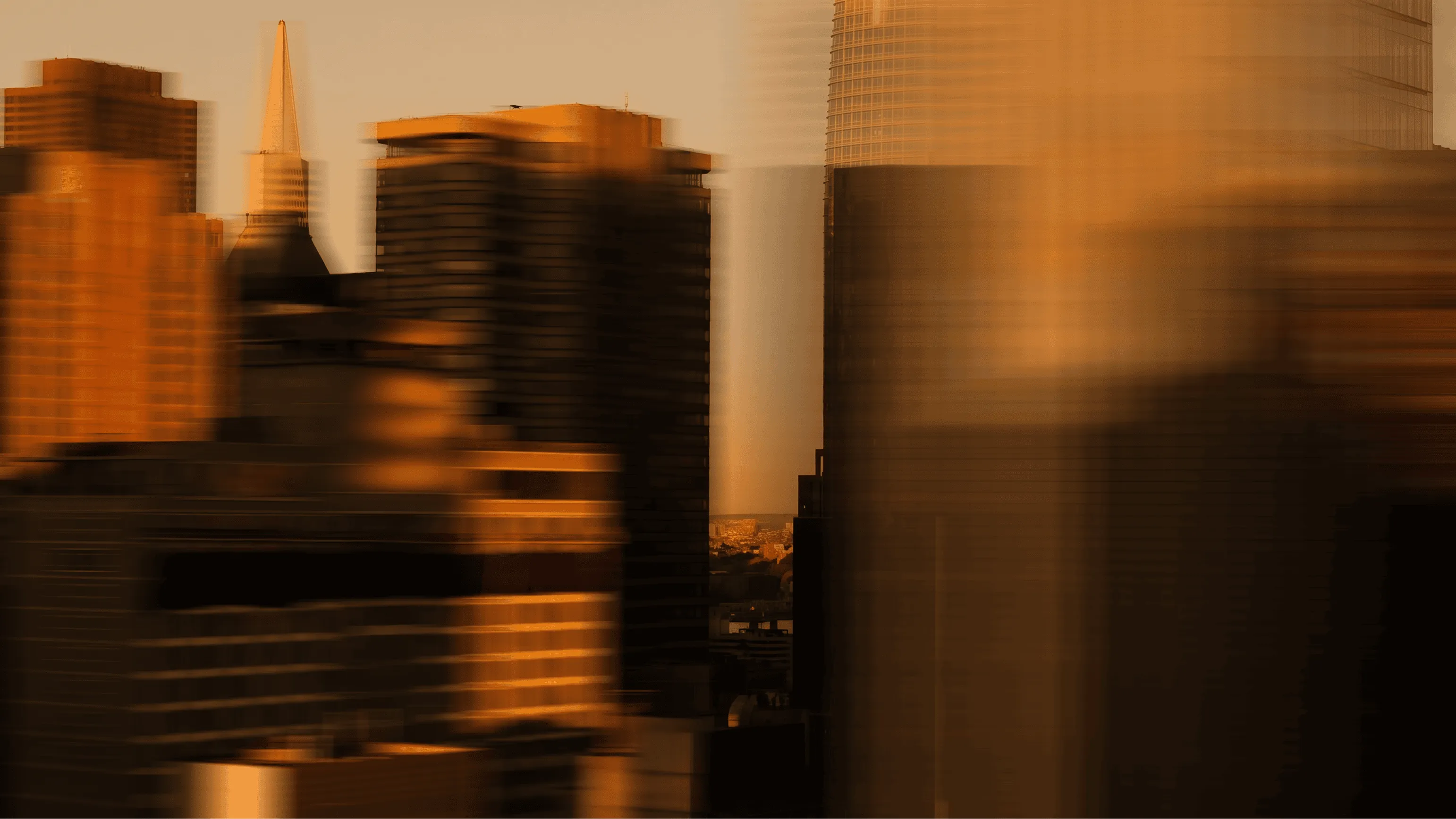 Verschwommene Skyline von San Francisco im warmen Abendlicht