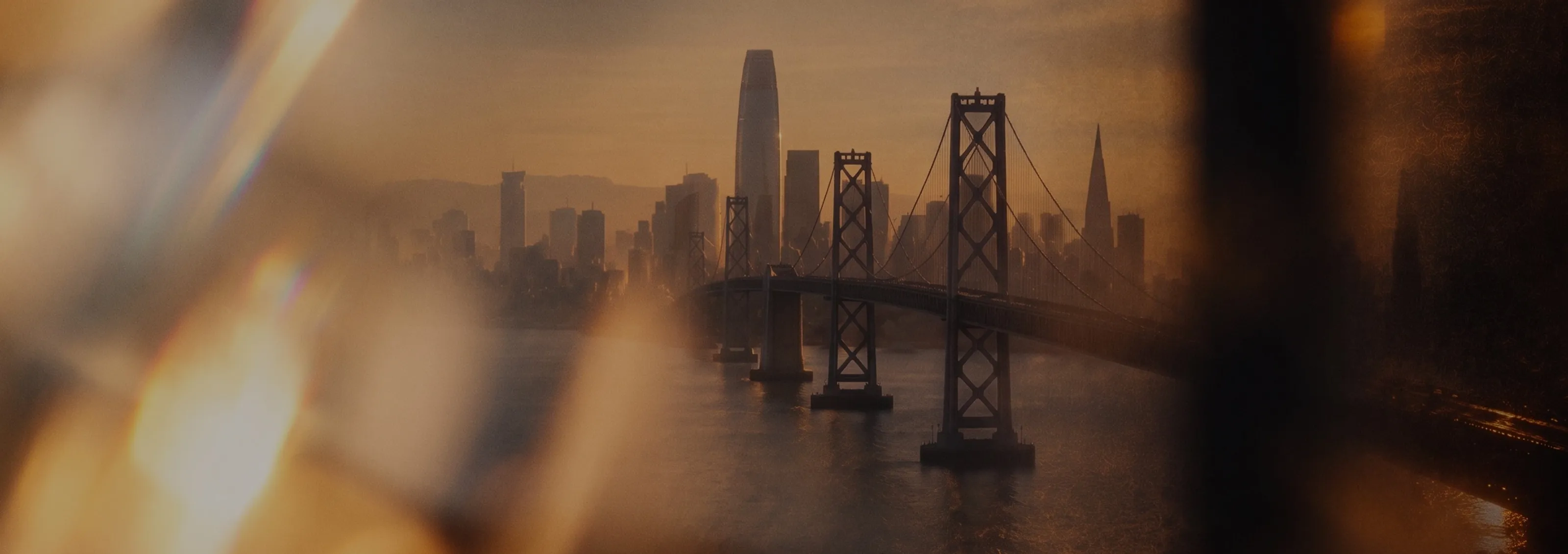 Skyline von San Francisco und Bay Bridge bei Sonnenaufgang