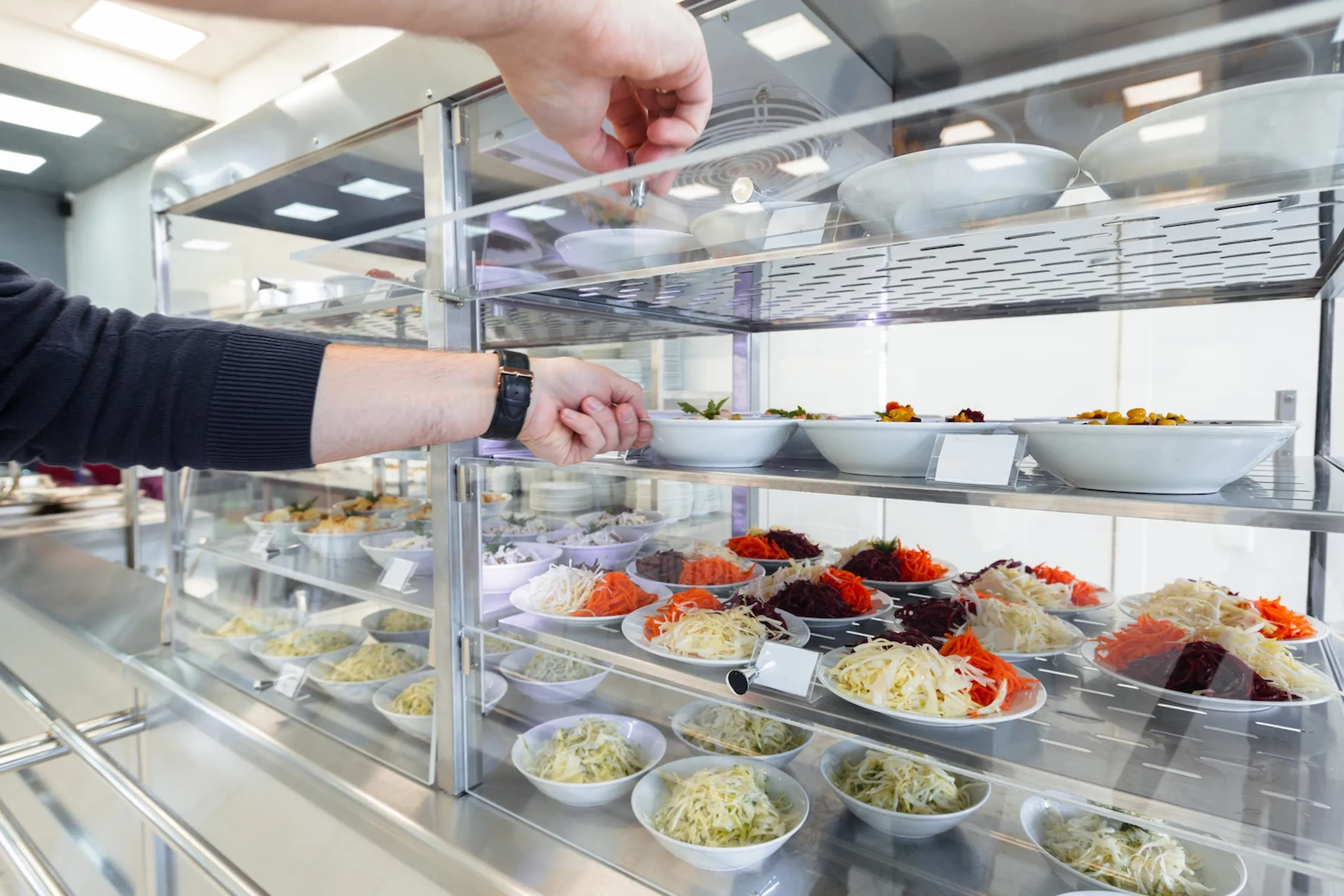 https://a.storyblok.com/f/330904/1500x1000/3efa442a09/self-service-restaurant-stock.webp