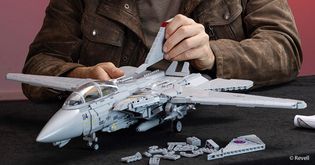 Artikel Top Gun: Revell bringt F-14A Tomcat als großes Klemmbaustein-Set