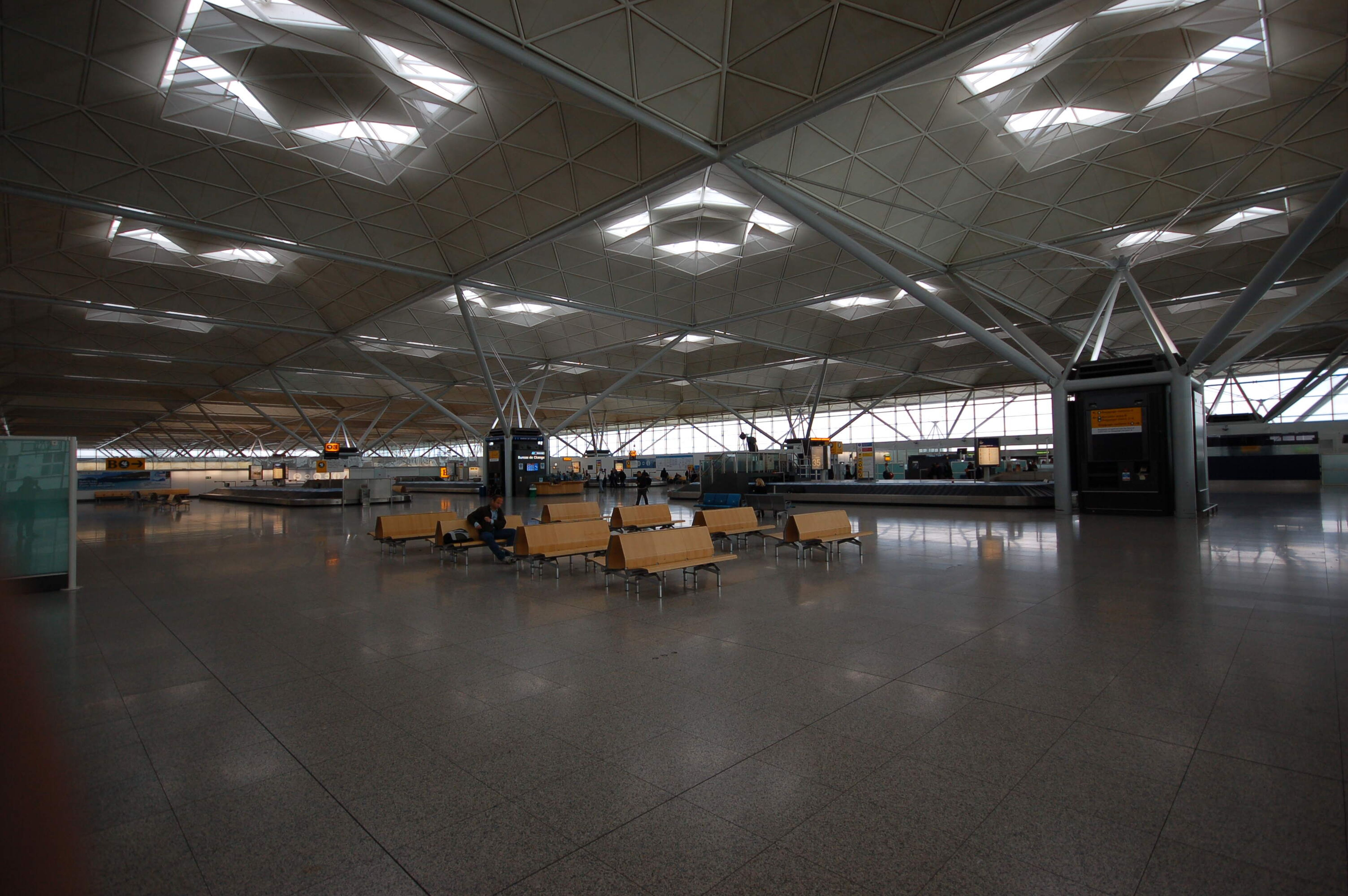 london_stansted_airport_main_hall