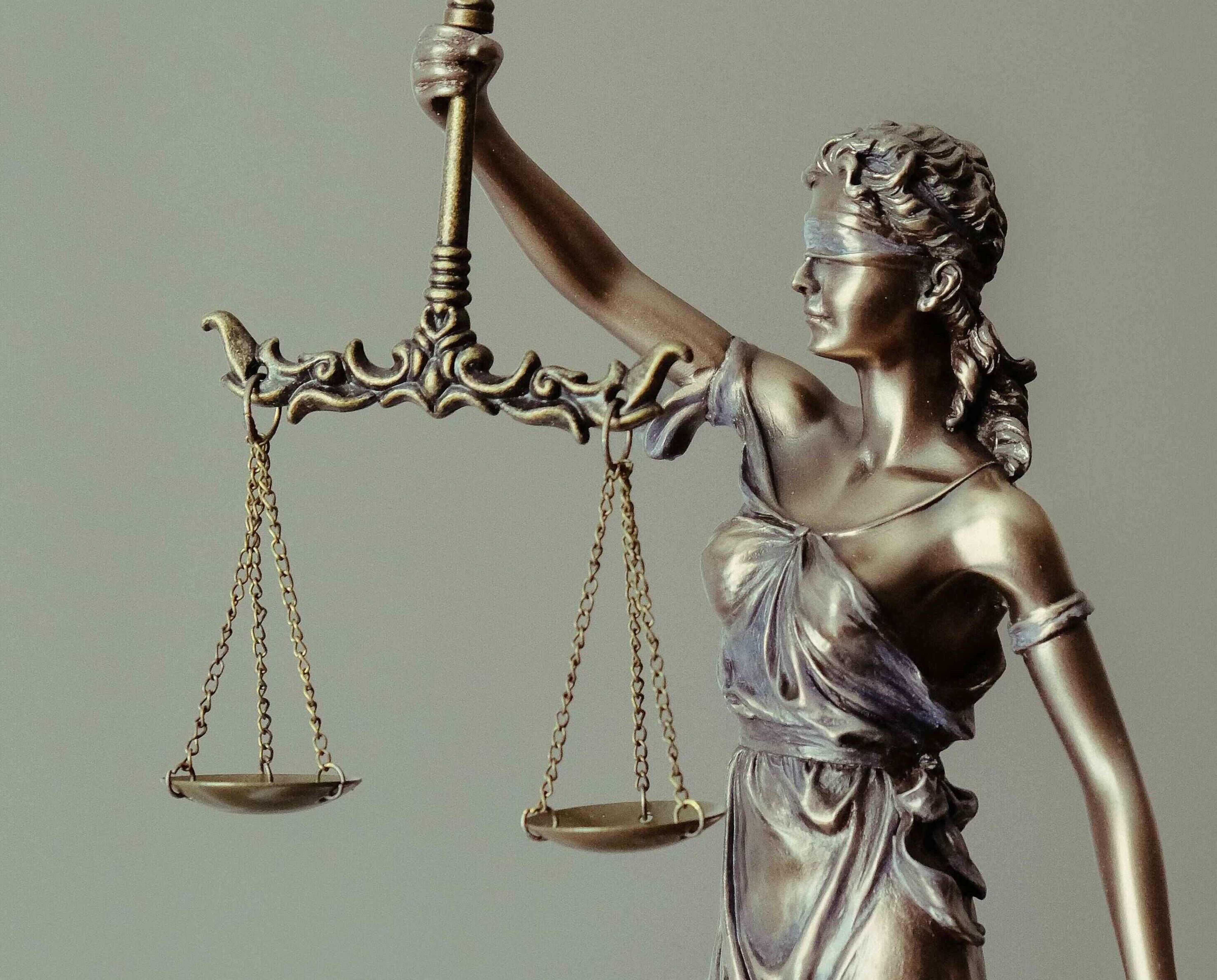 justitia-liggende-1-2