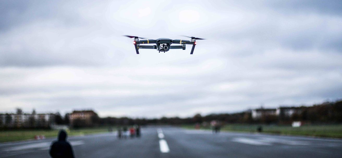 drone-i-lufthavn-liggende