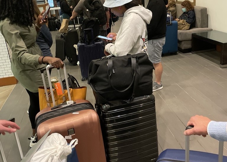 Pernille og Frederik venter i Boston lufthavn