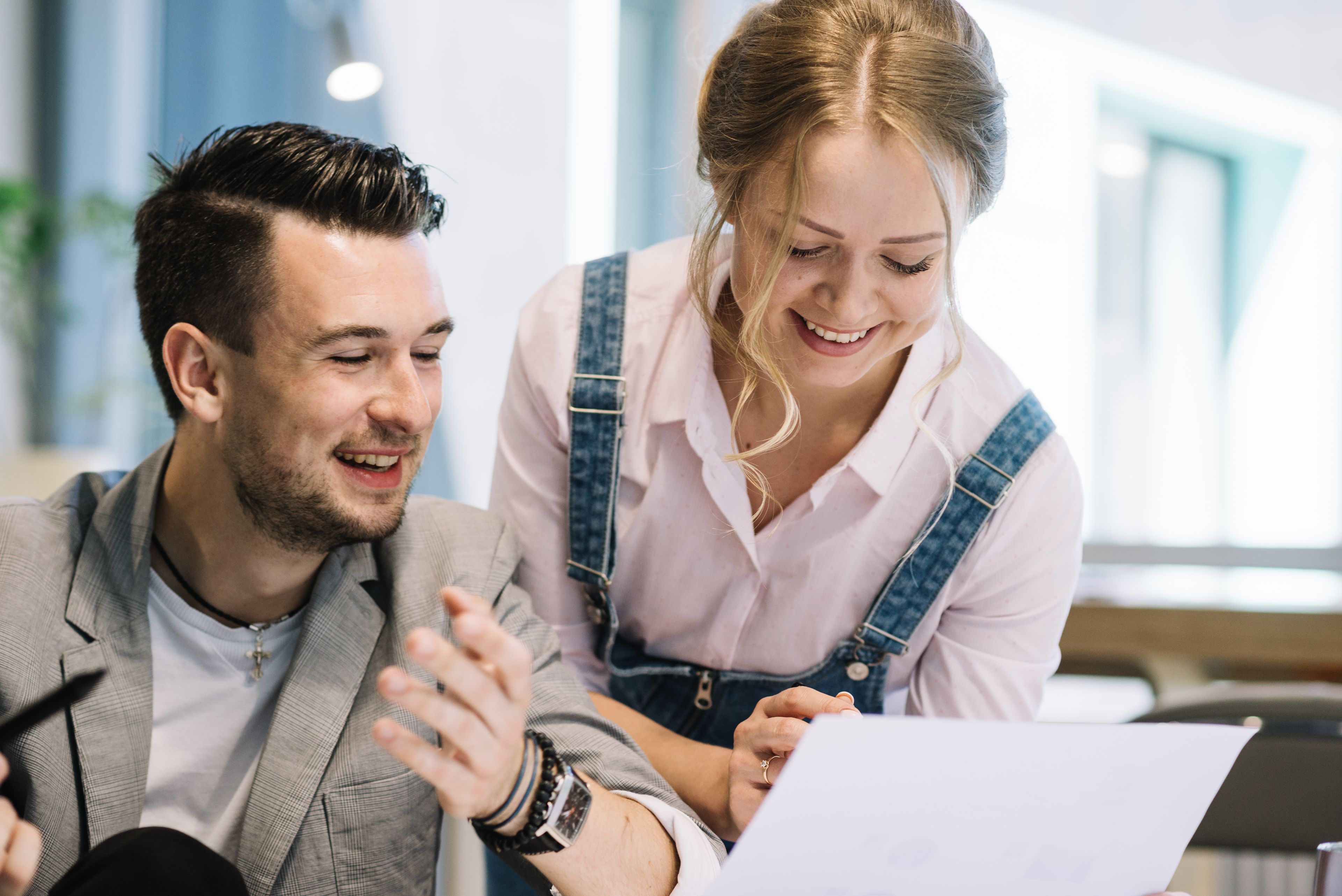 https://a.storyblok.com/f/331279/5874x3921/3a7ef80bc3/cheerful-colleagues-looking-plans-paper.jpg