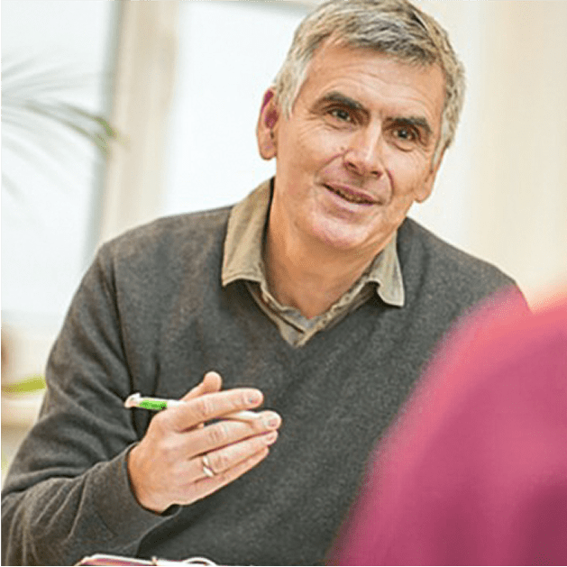 Dr. Argeny, der Ärztliche Leiter von sowhat spricht mit einer Patientin