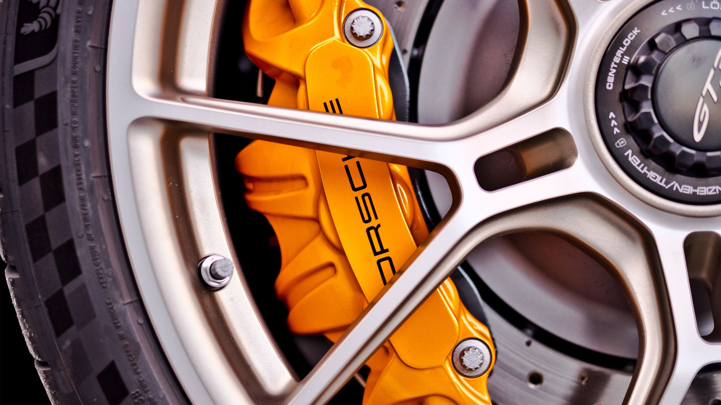Nahaufnahme des Porsche 911 GT3 Bergsport Centerlock-Rads mit gelbem Bremssattel.