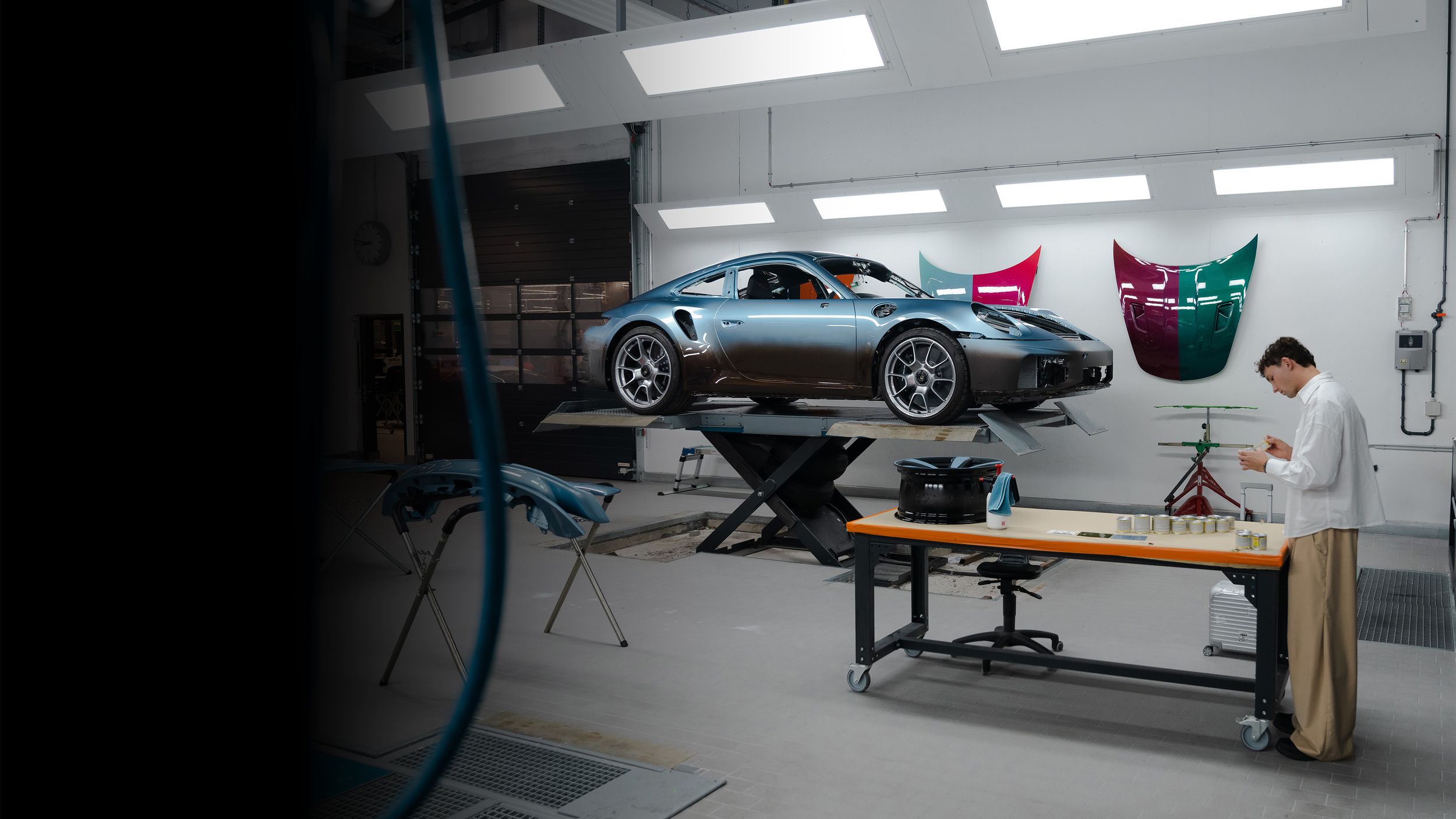 Artist Werner Bronkhorst holding paints for the Porsche 911 Turbo S Land Down Under.