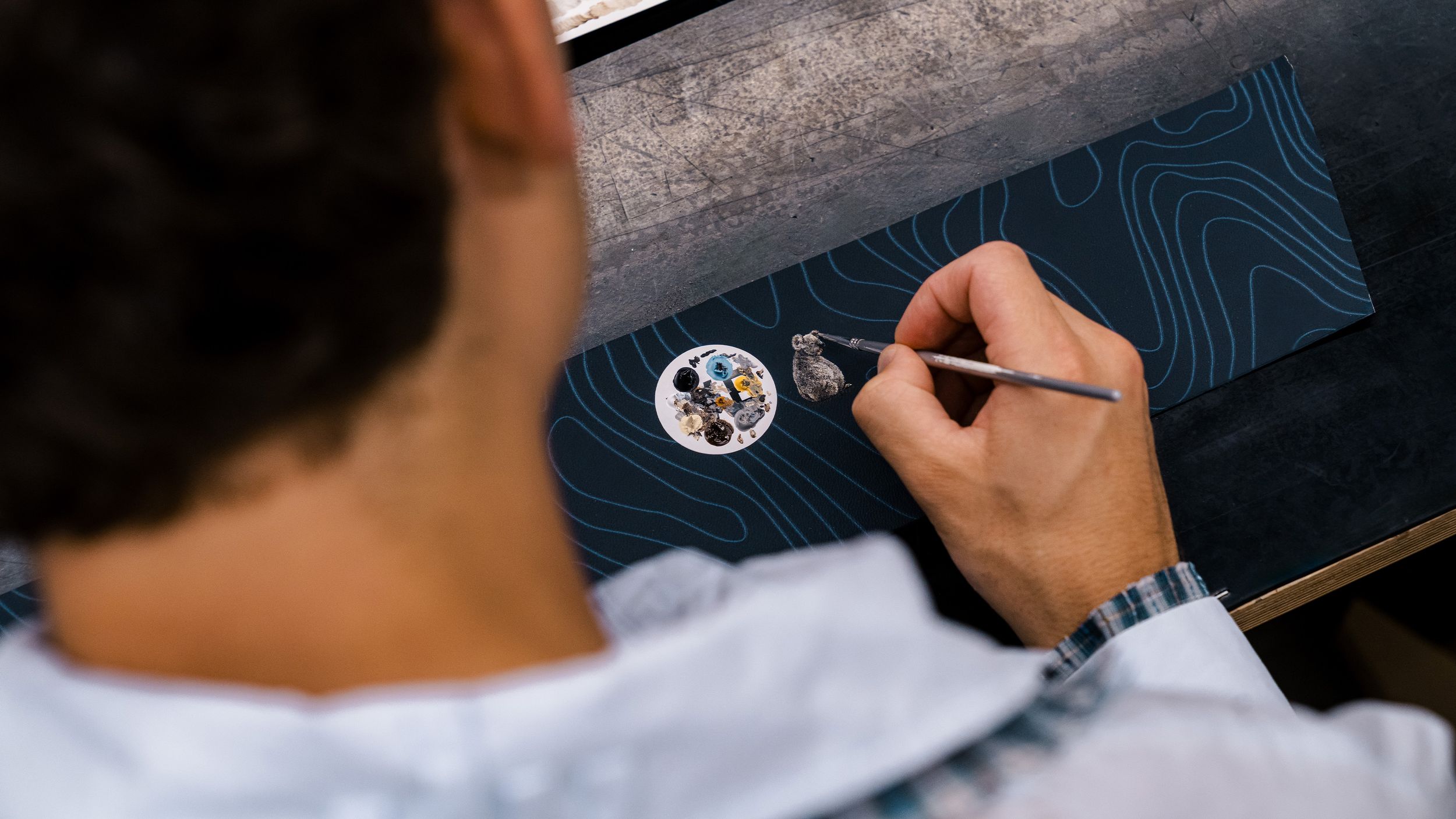 Werner Bronkhorst painting details on a piece of the 911 Turbo S Land Down Under.
