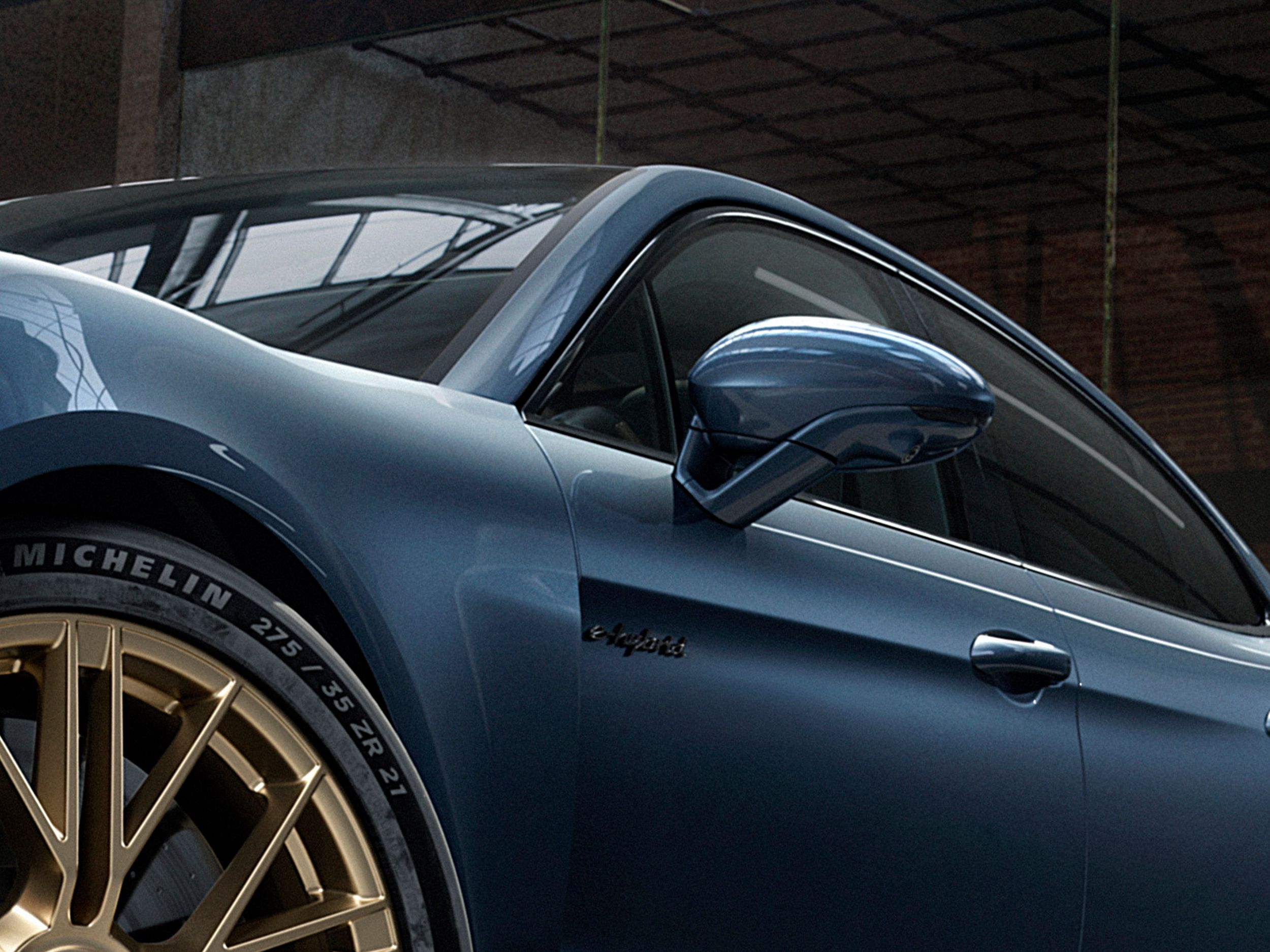 Detailed view of the exterior mirror of the Porsche Exclusive Manufaktur Panamera Turbo S E-Hybrid in Yachting Blue Metallic.