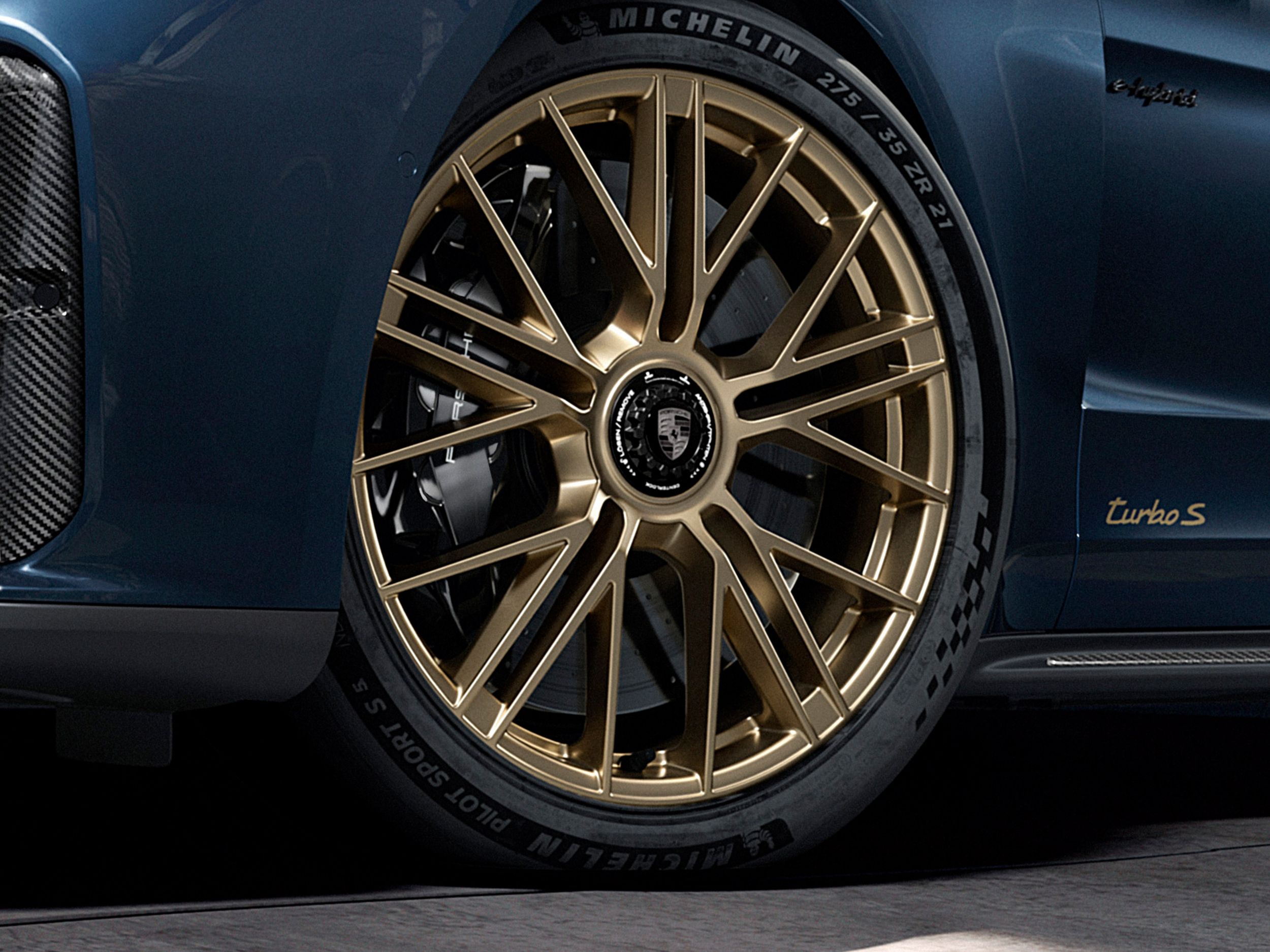 Detailed view of the front wheel of the Porsche Exclusive Manufaktur Panamera Turbo S E-Hybrid.