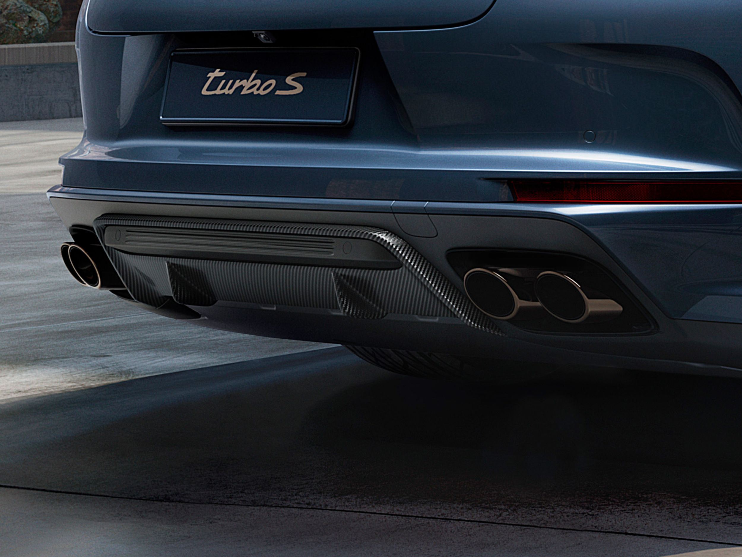 Side view of the rear end of the Porsche Exclusive Manufaktur Panamera Turbo S E-Hybrid in Yachting Blue Metallic.