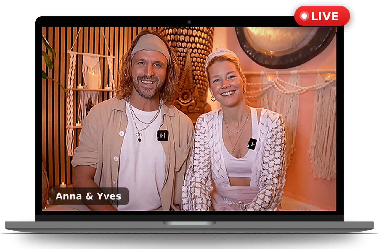 Anna und Yves live auf einem Laptop-Bildschirm bei der Online Tantra Night
