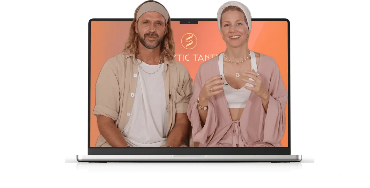 Tantra-Lehrer Anna und Yves lächelnd vor Laptop mit Logo auf orangem Hintergrund bei Online-Tantra-Kurs