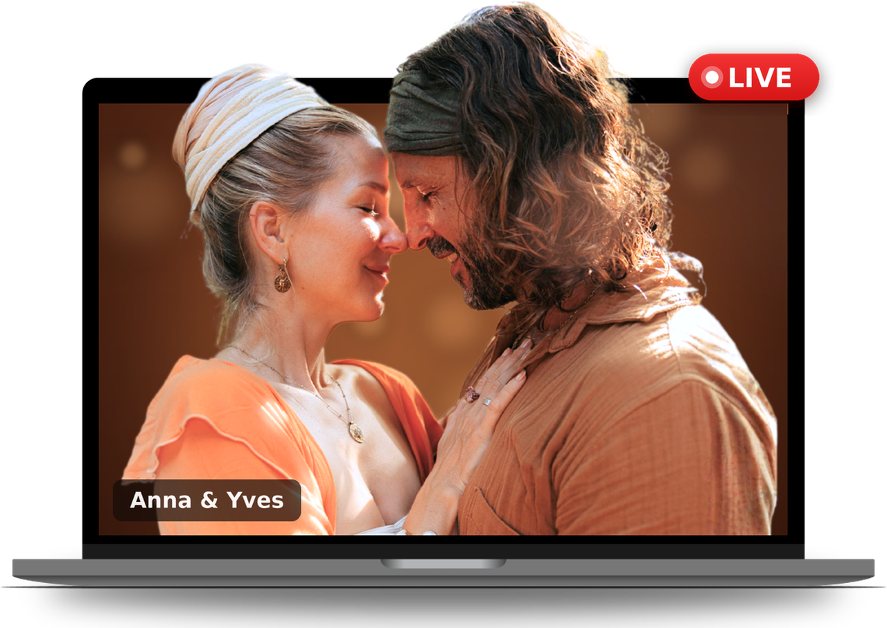 Anna und Yves Stirn an Stirn ragen aus einem Laptop-Bildschirm heraus – live bei der Online Tantra Night