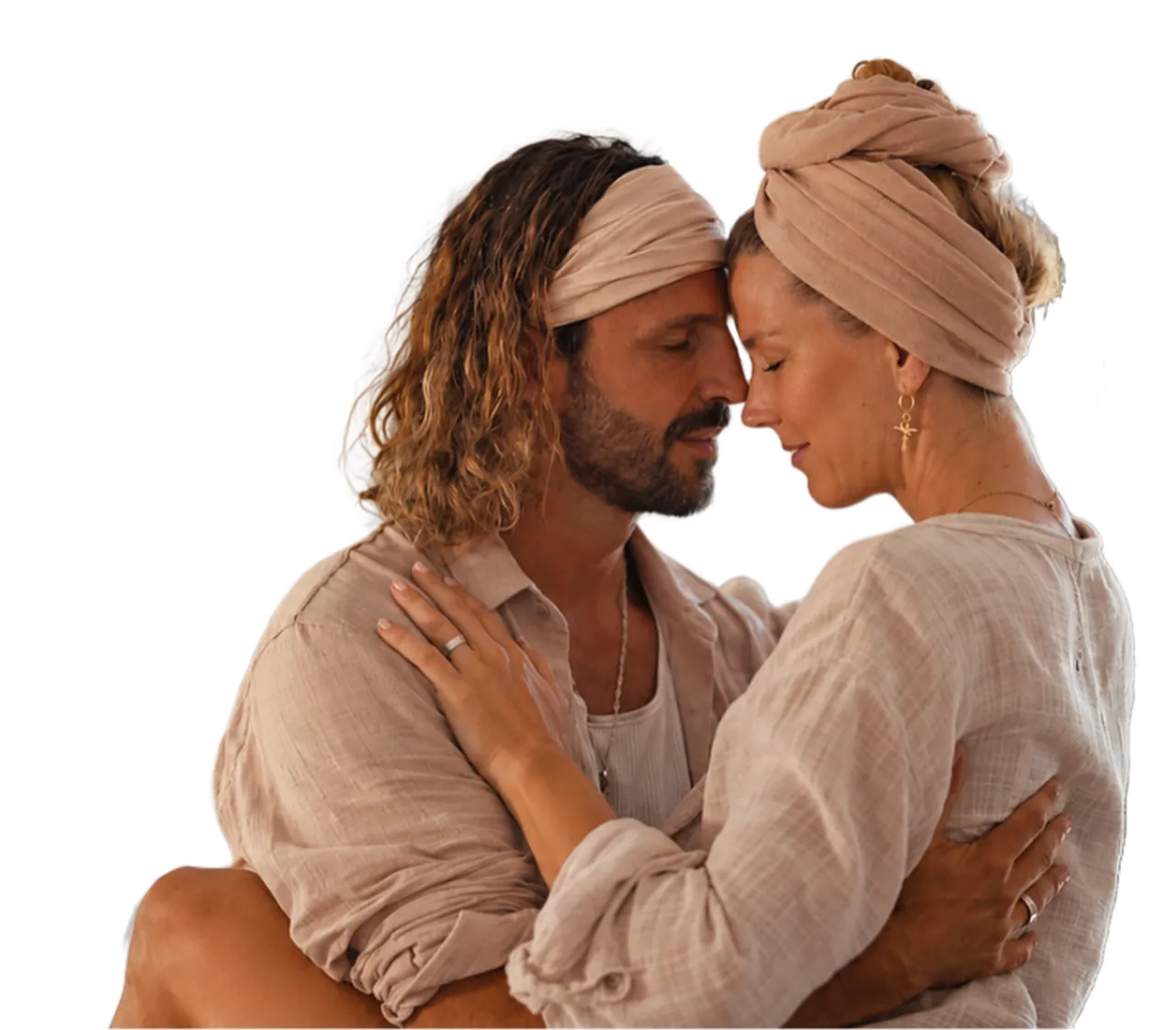 Anna und Yves, die Mentoren des Online Tantra Retreats, in einer innigen Umarmung