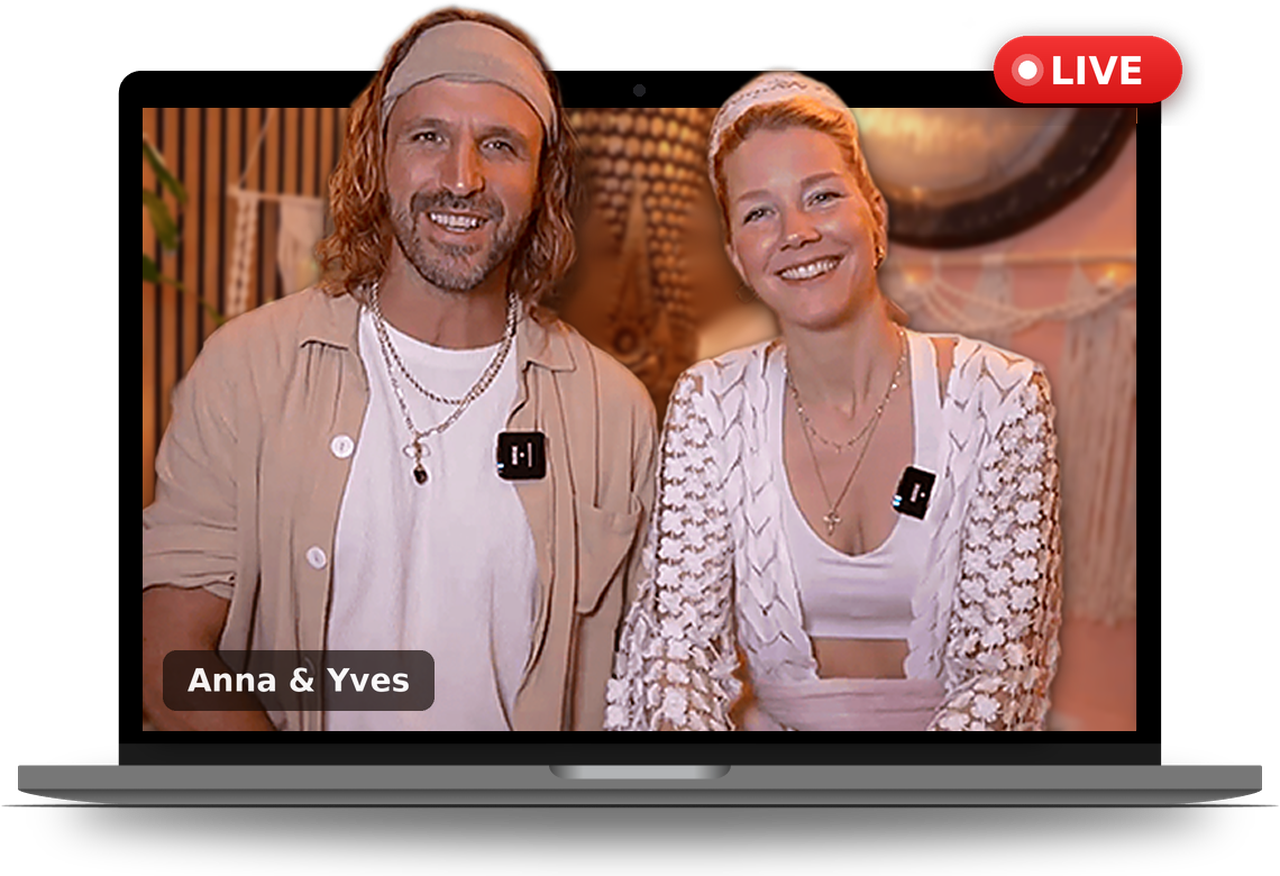 Anna und Yves ragen aus einem Laptop-Bildschirm heraus – live bei der Online Tantra Night