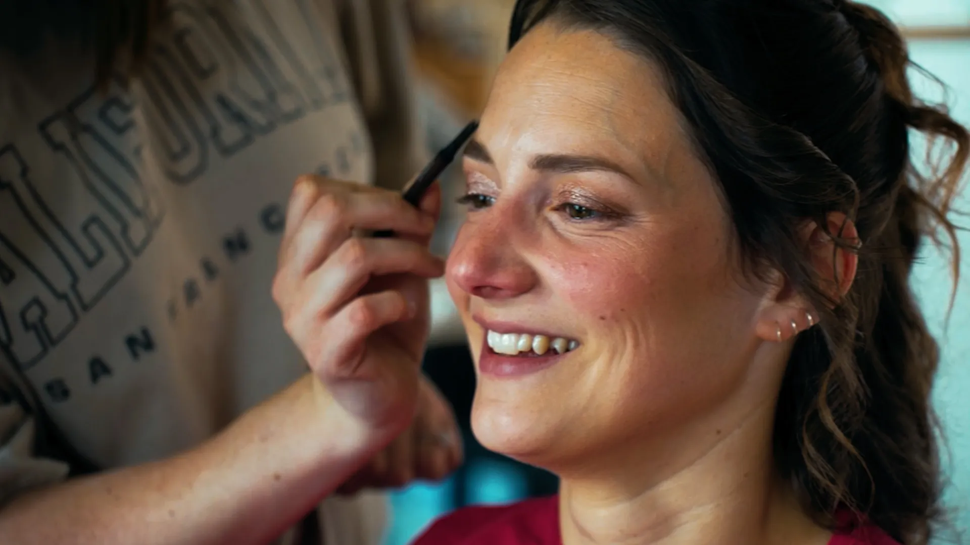 une jeune femme se fait maquiller