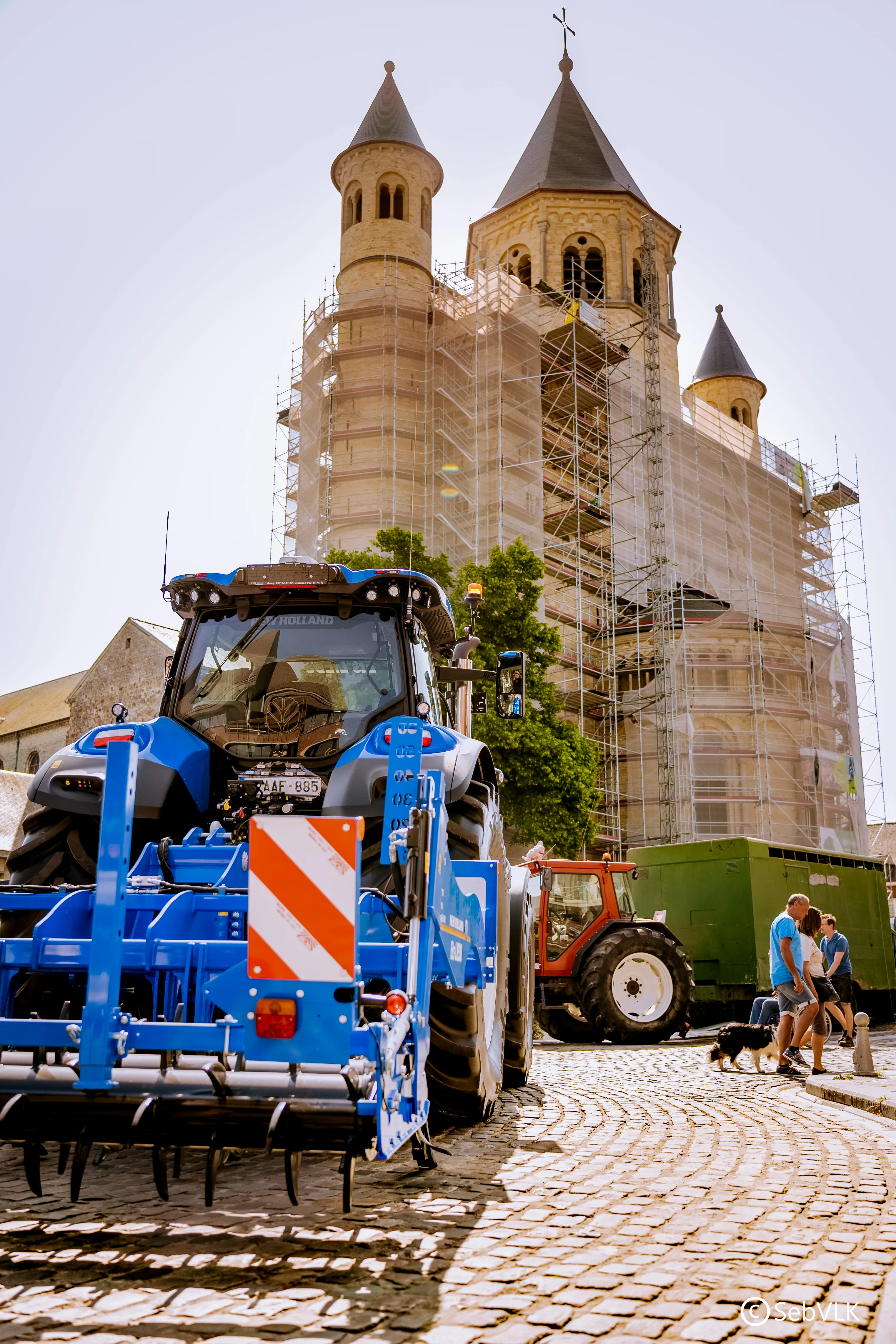 devant la Collégiale de Nivelles, deux tracteurs sont garées sur le parvis
