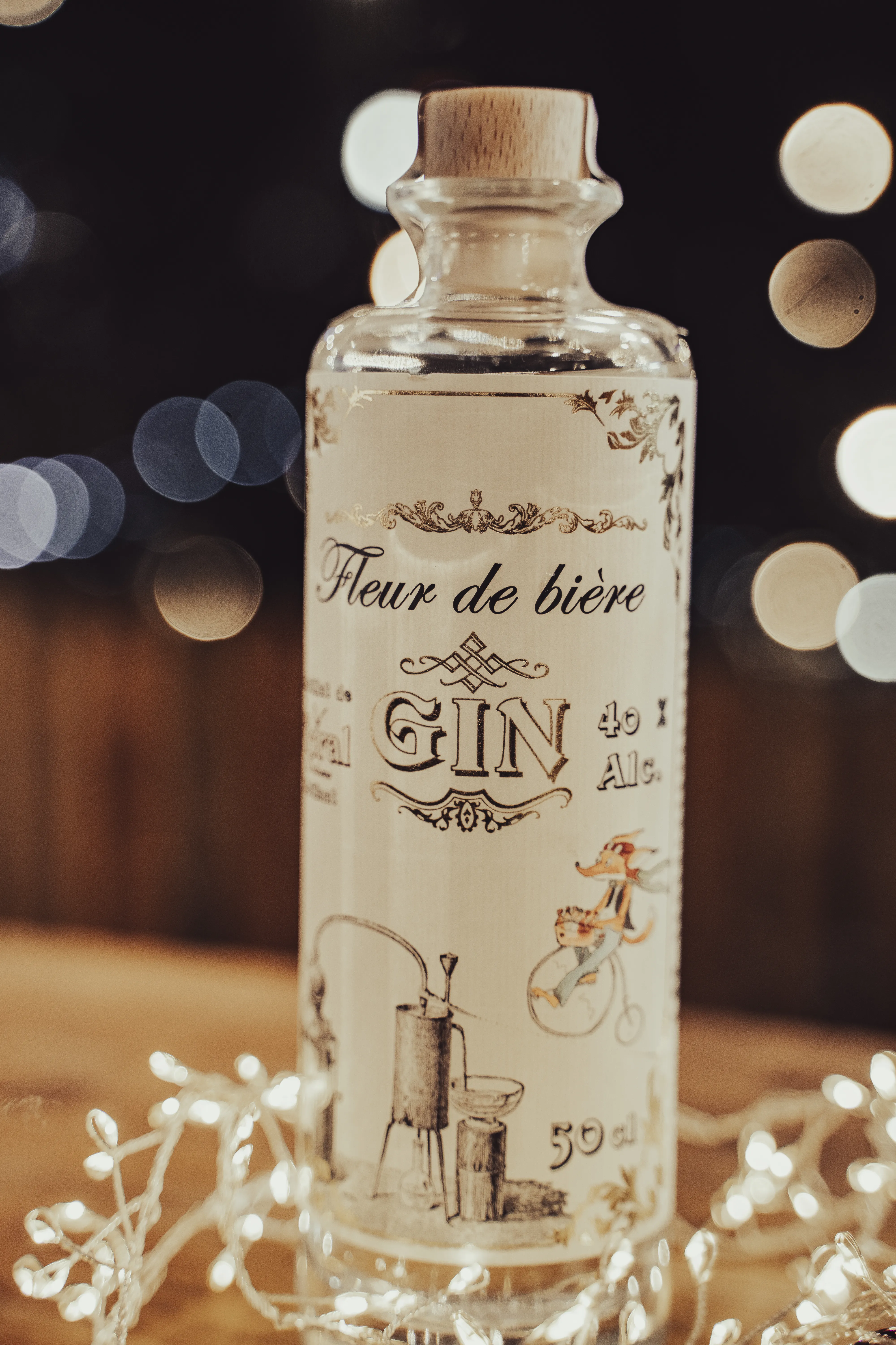 une bouteille de gin est posée sur une table