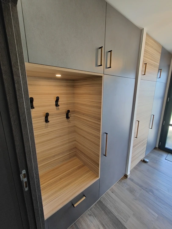 Niche éclairée avec patères